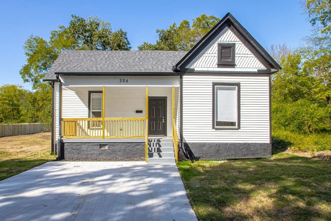 Property at 306 S Schiller - Image 1