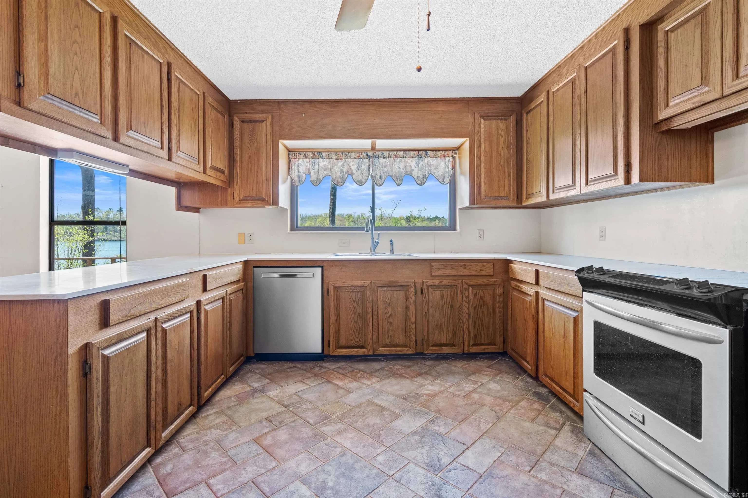 Property at 146  Riverside - Image 13