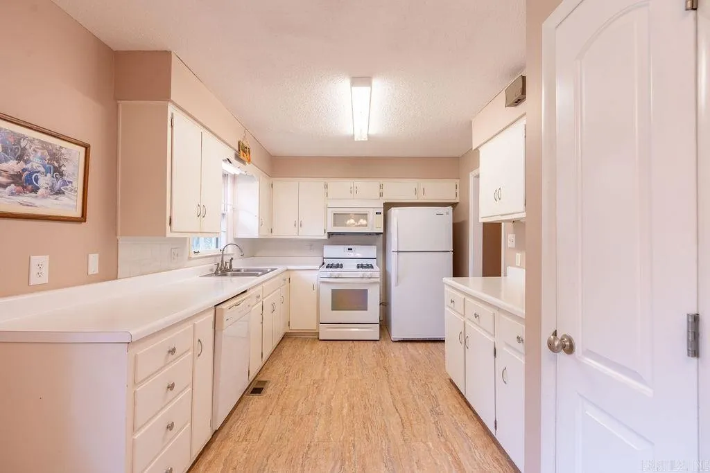 Property at 425  Sunset - Image 13