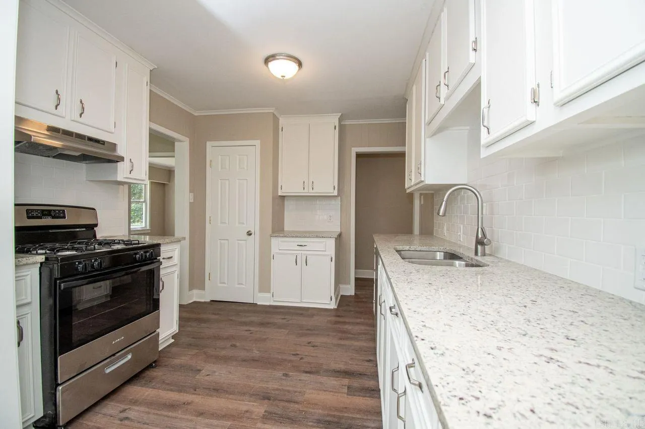 Property at 909  Elm street - Image 8