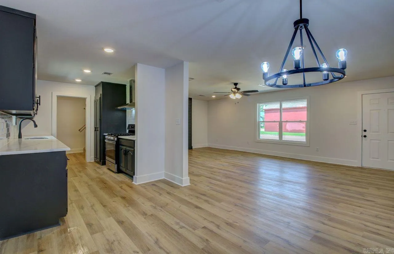 Property at 209 S Elm - Image 9