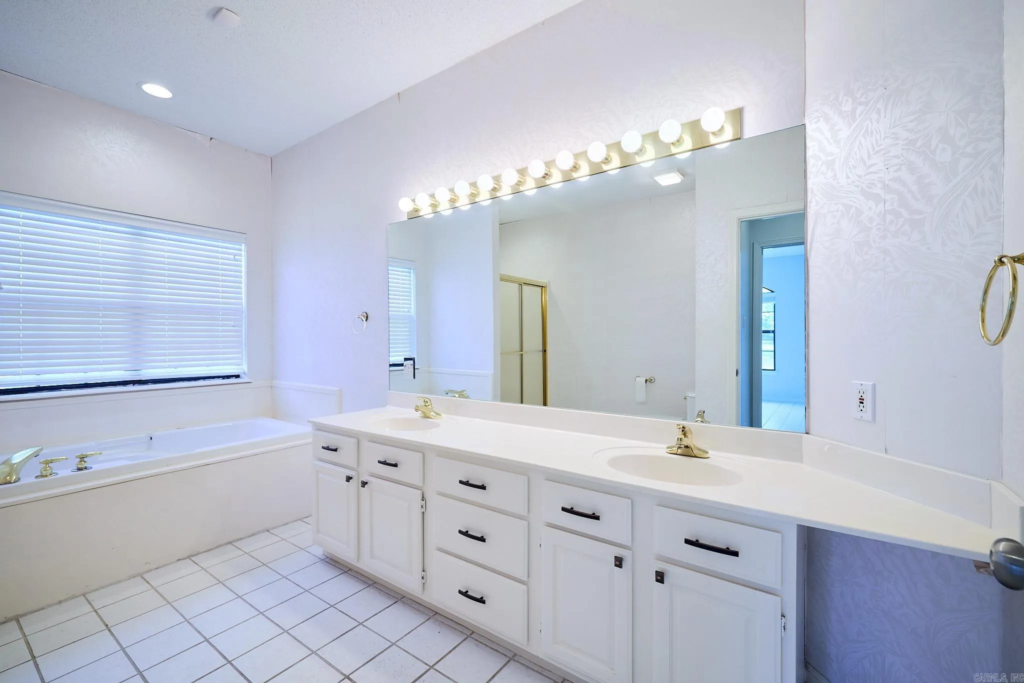 Property at 101  Creekview - Image 24