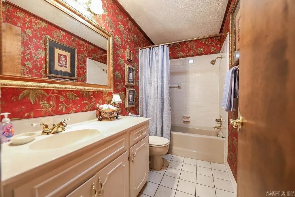 Property at 2108  Pinewood - Image 24