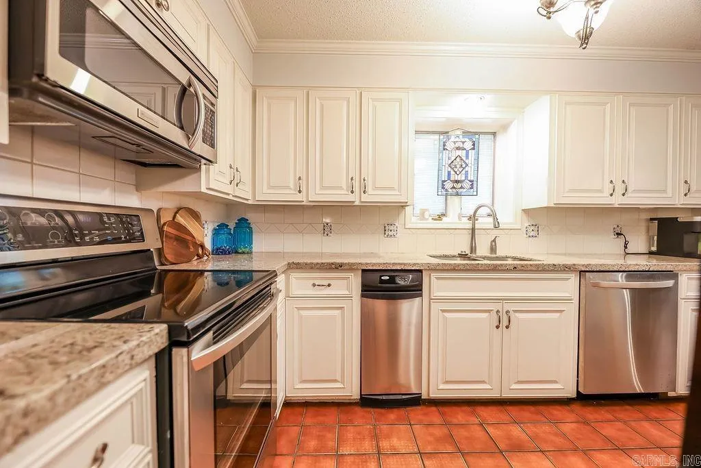 Property at 2108  Pinewood - Image 5