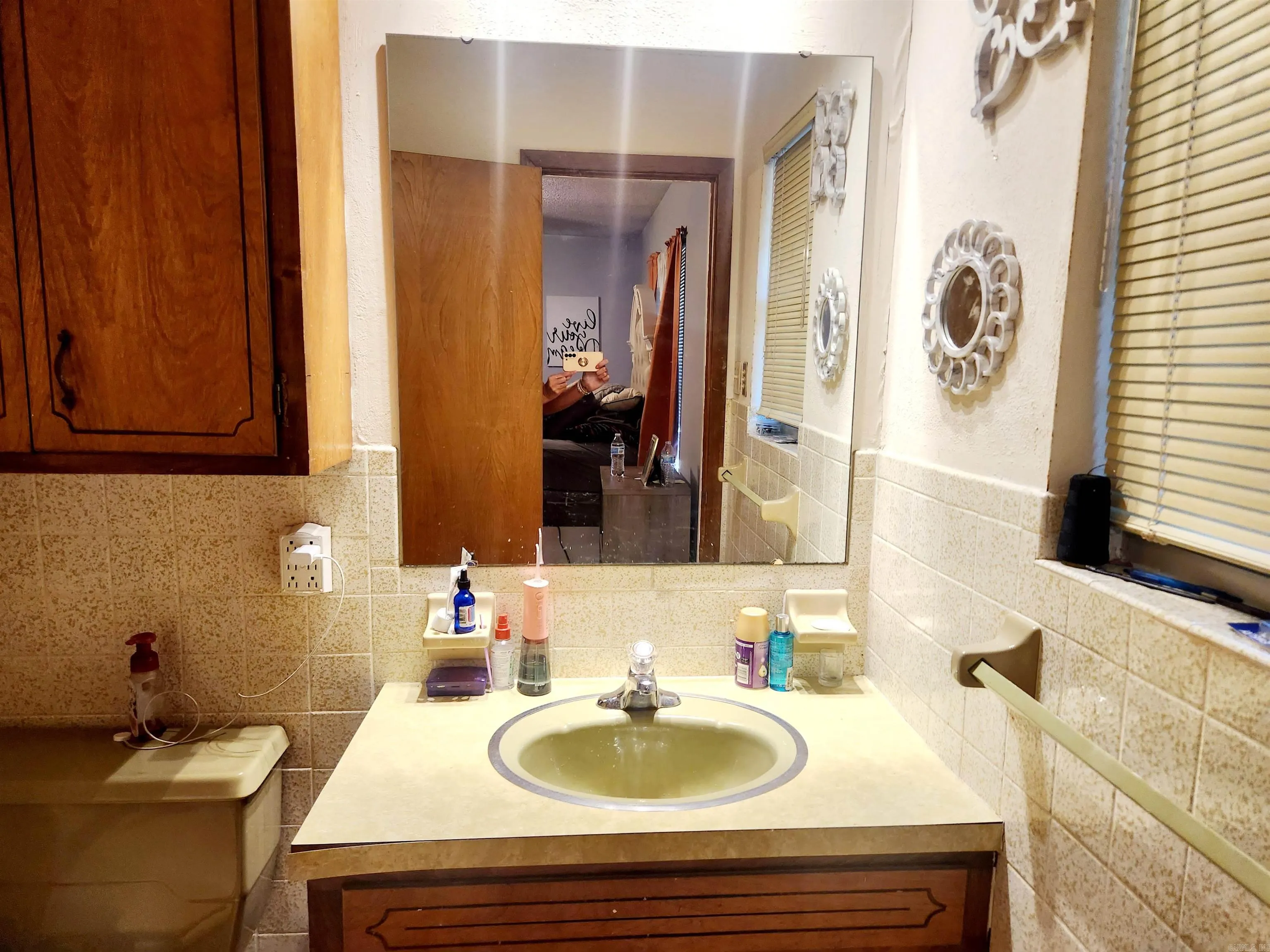 Property at 1624  Oakwood - Image 19