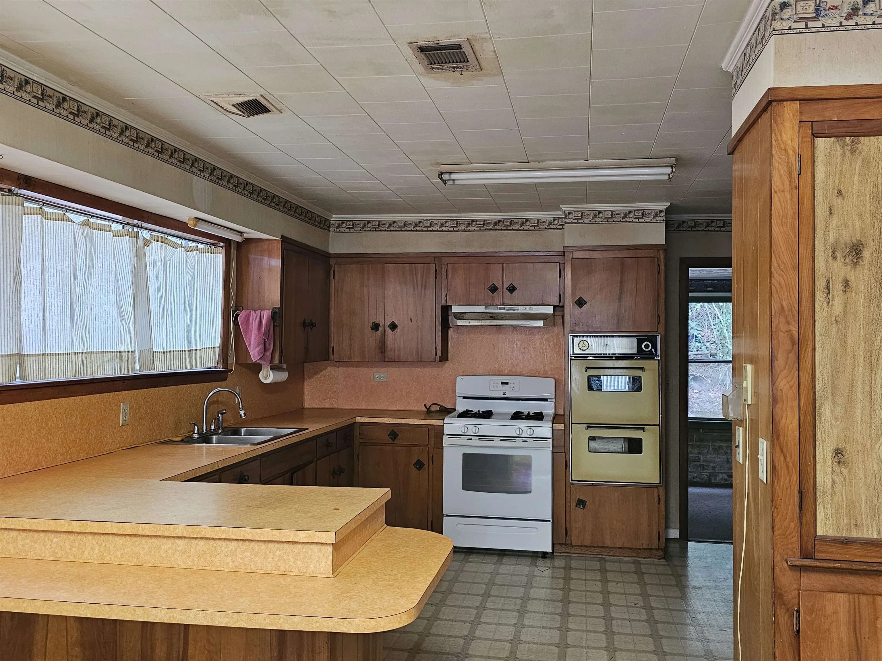 Property at 701 N 3rd - Image 11