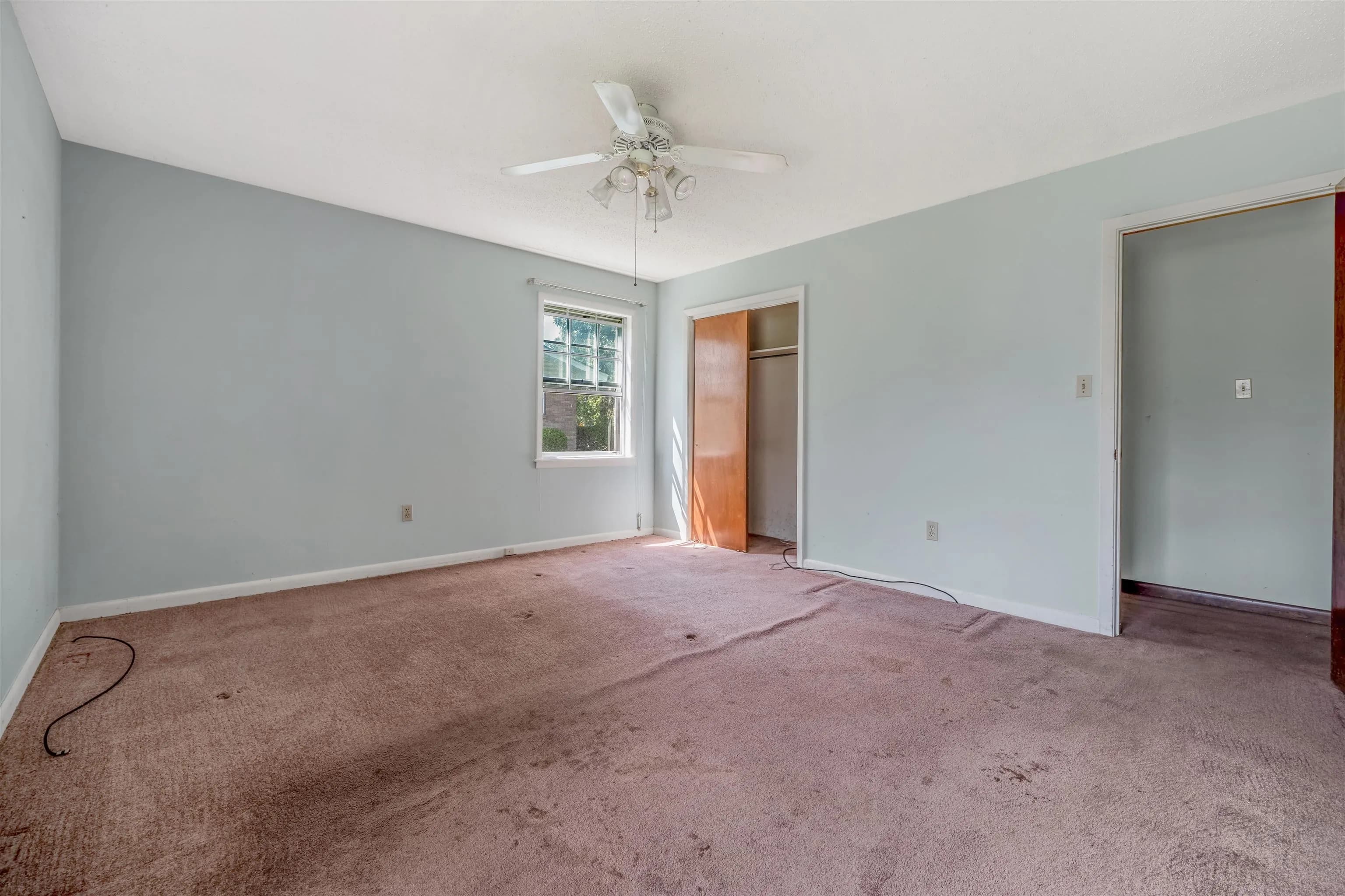 Property at 209  Indianhead - Image 19