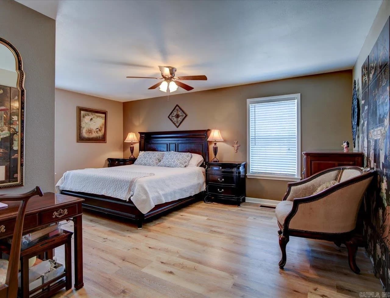 Property at 206  Independence - Image 11
