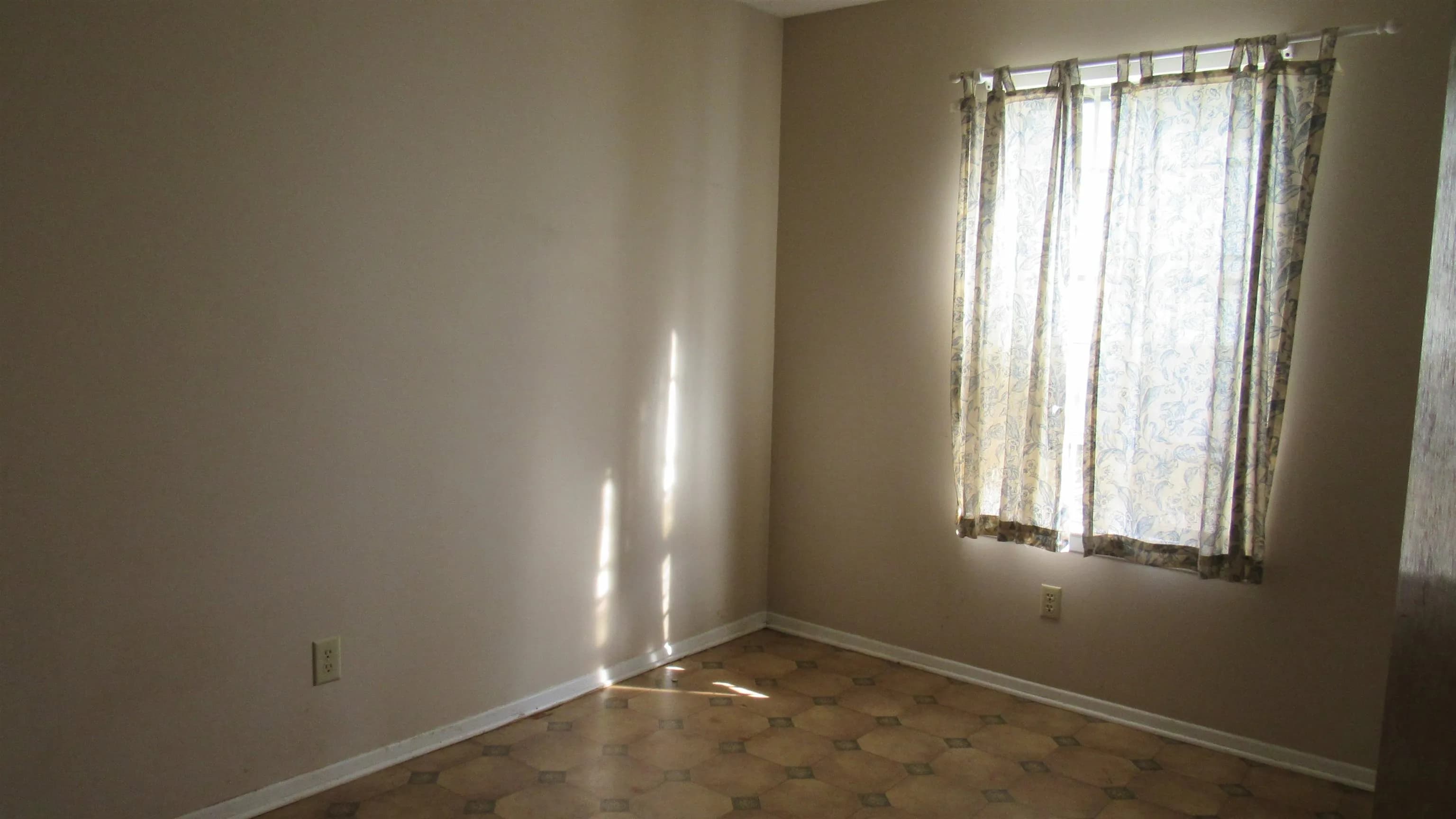 Property at 4321  Arehart - Image 18