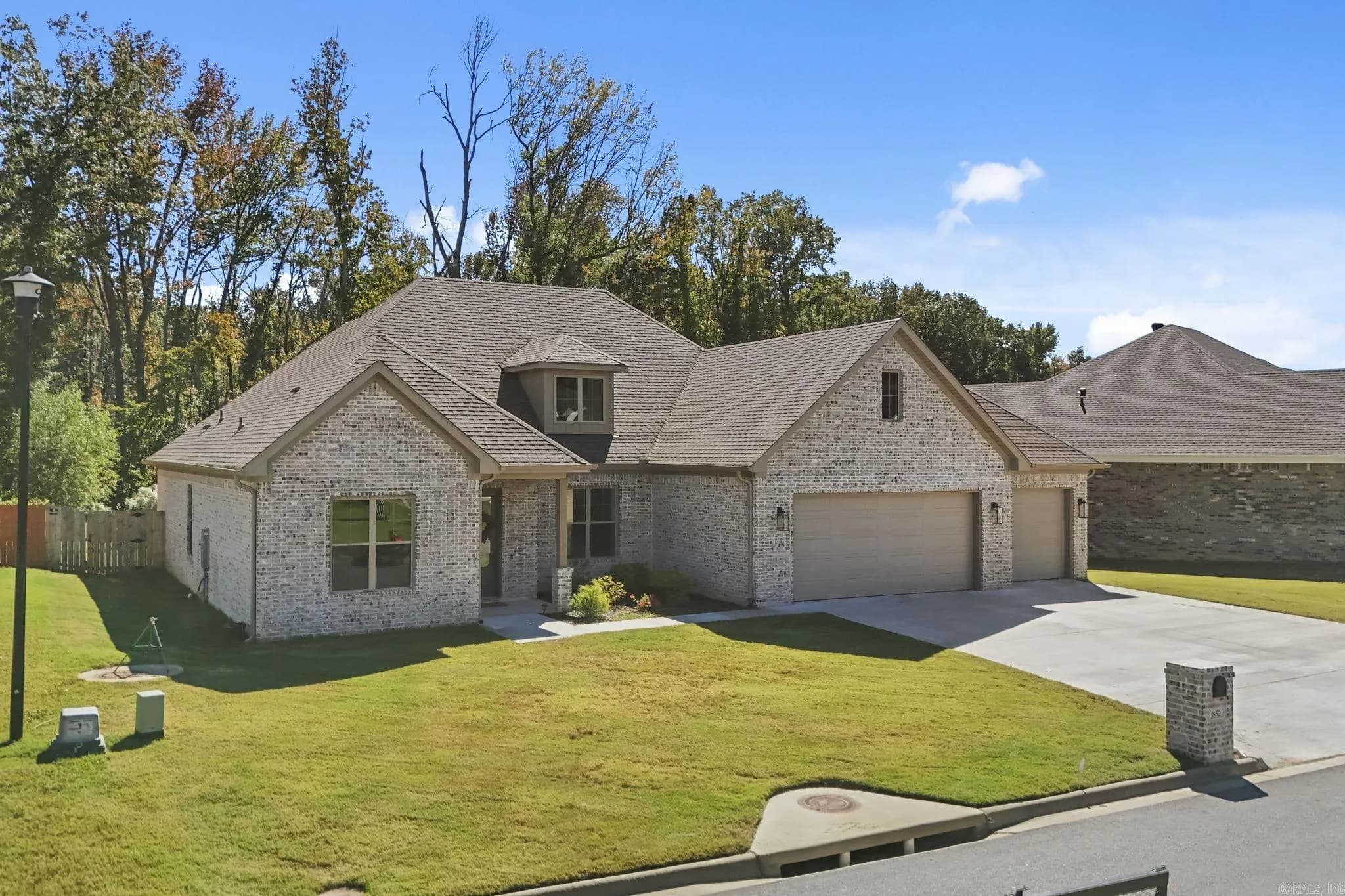 Property at 852  Oak forest - Image 2