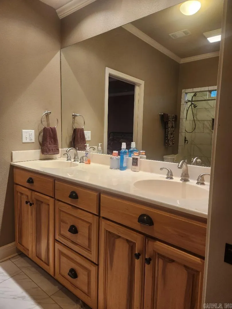 Property at 256  Mapleleaf - Image 12