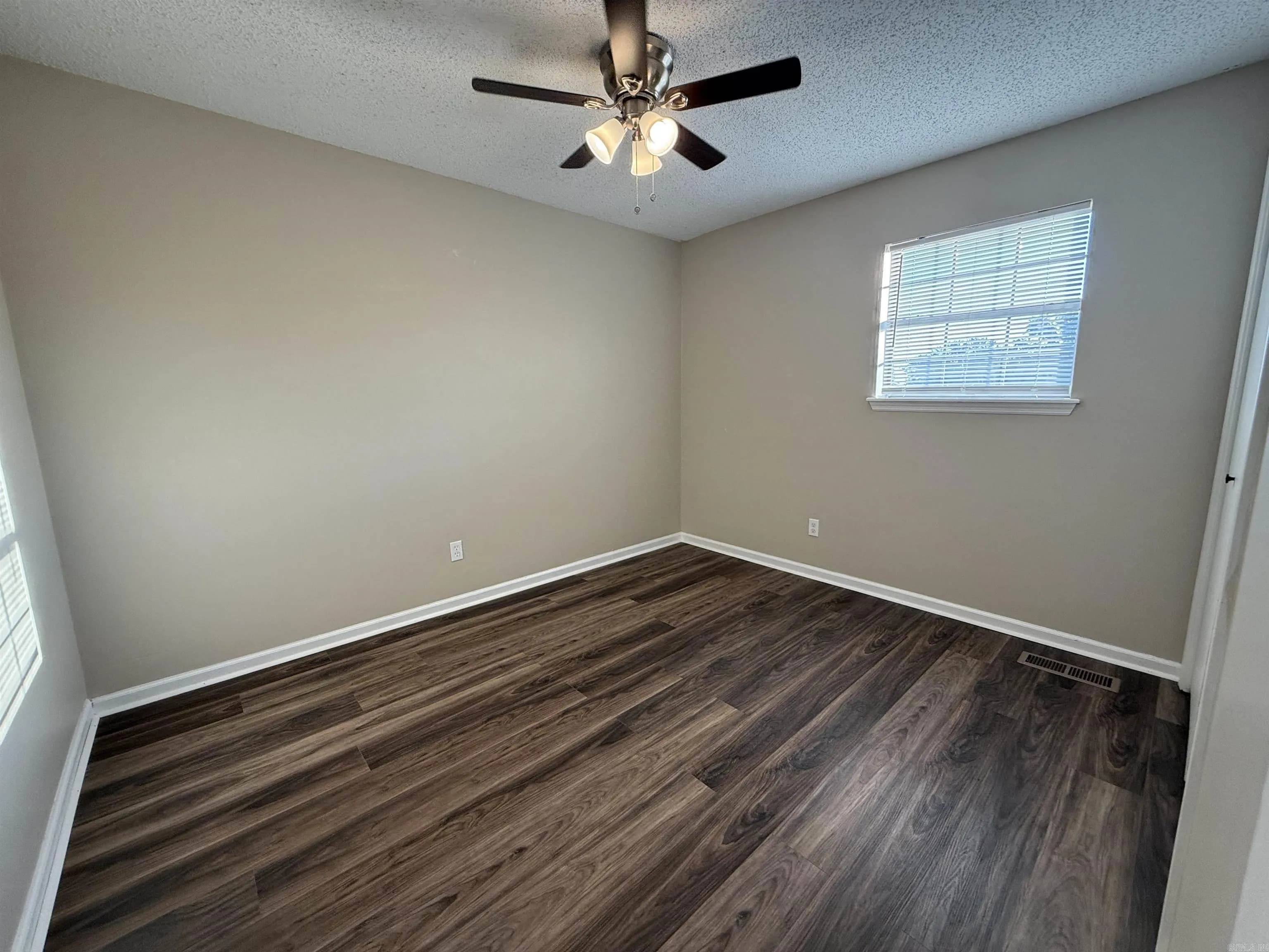 Property at 1099 W Elm, B - Image 11