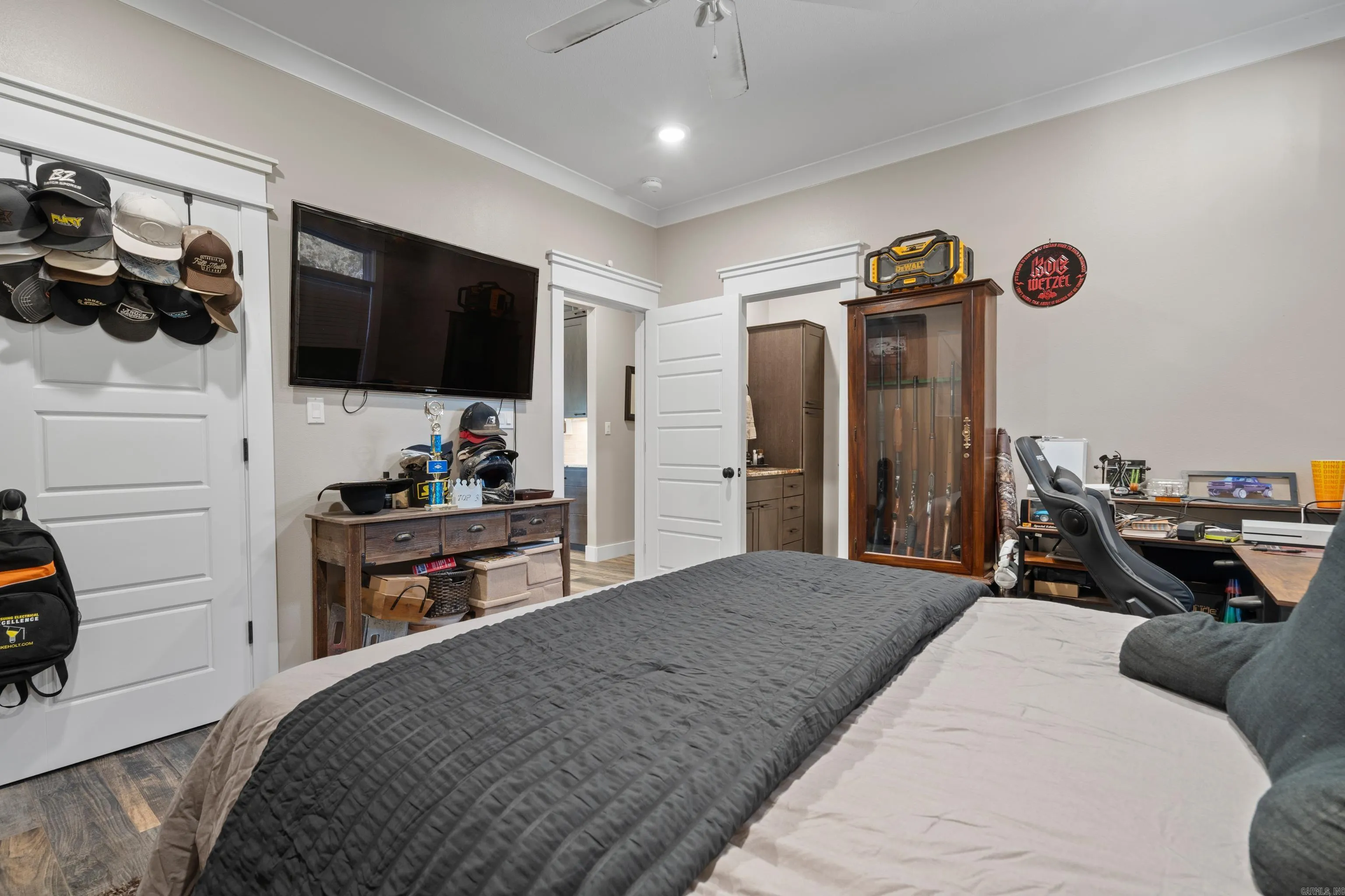 Property at 107  Chinook - Image 33