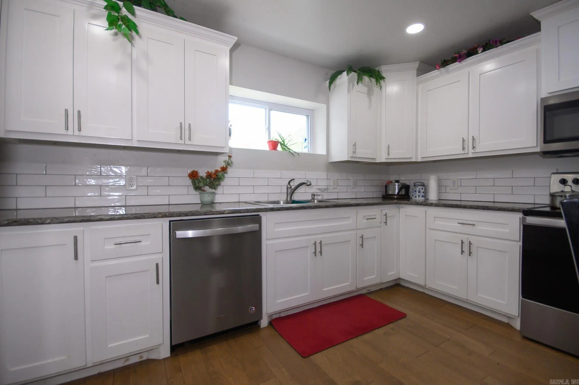Property at 2504  Sutherland ave - Image 9