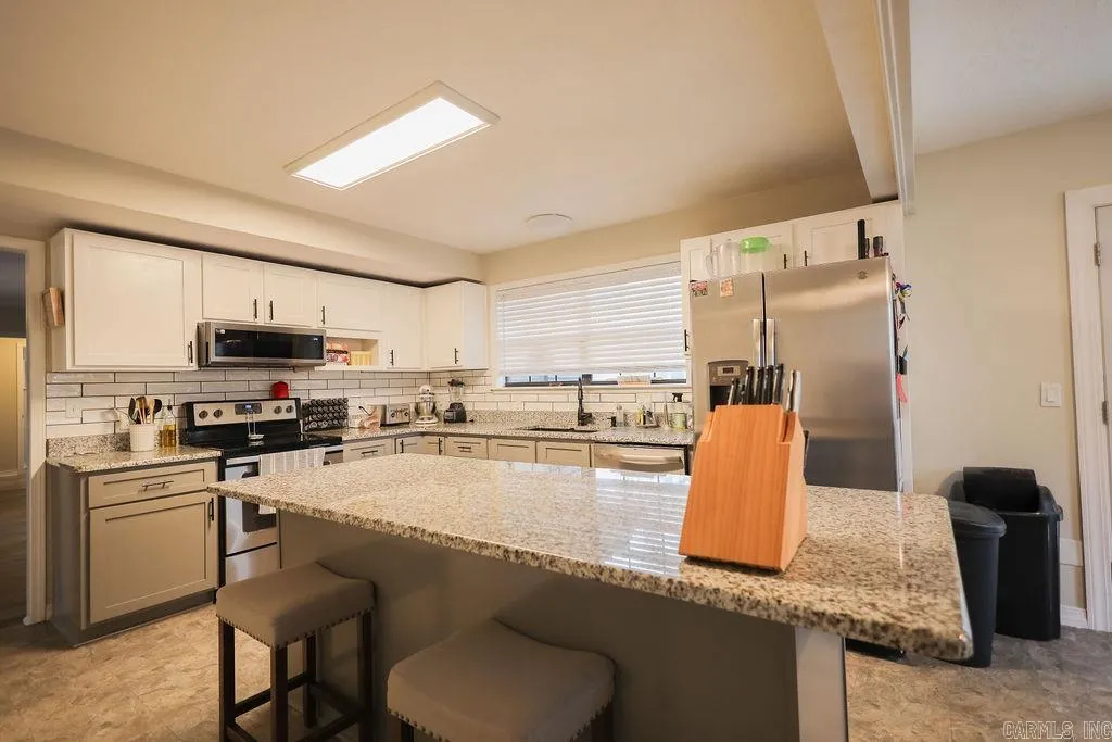 Property at 704  Elizabeth - Image 4