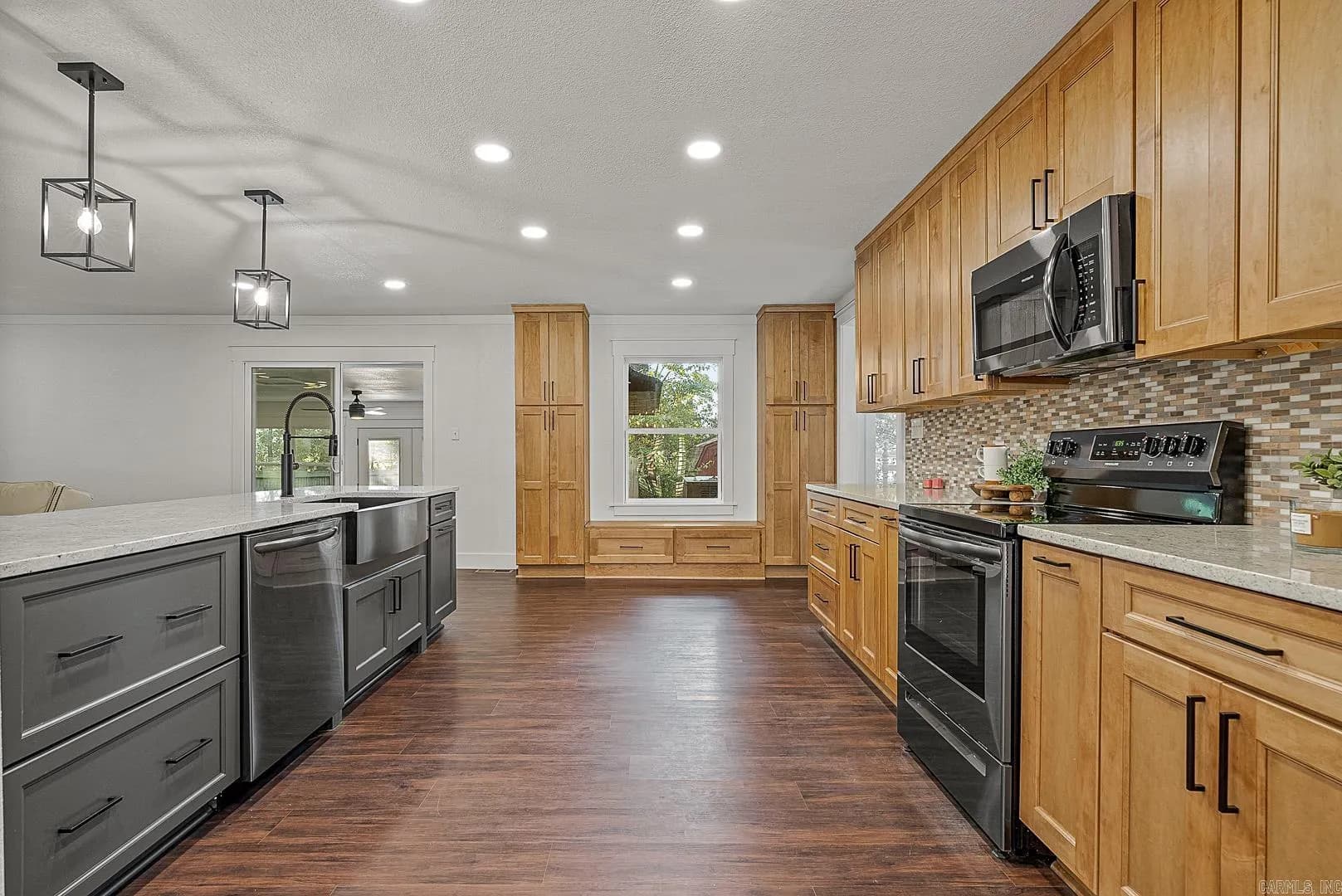 Property at 5301  Harrisburg - Image 11