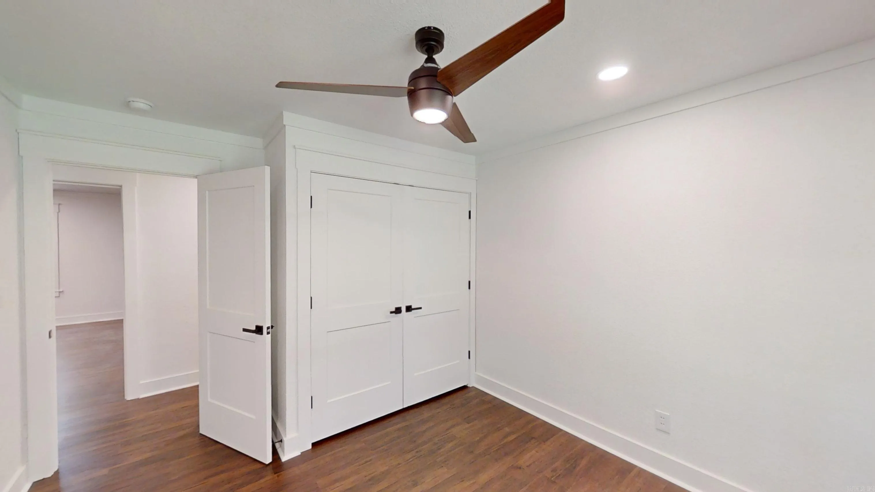 Property at 5301  Harrisburg - Image 17