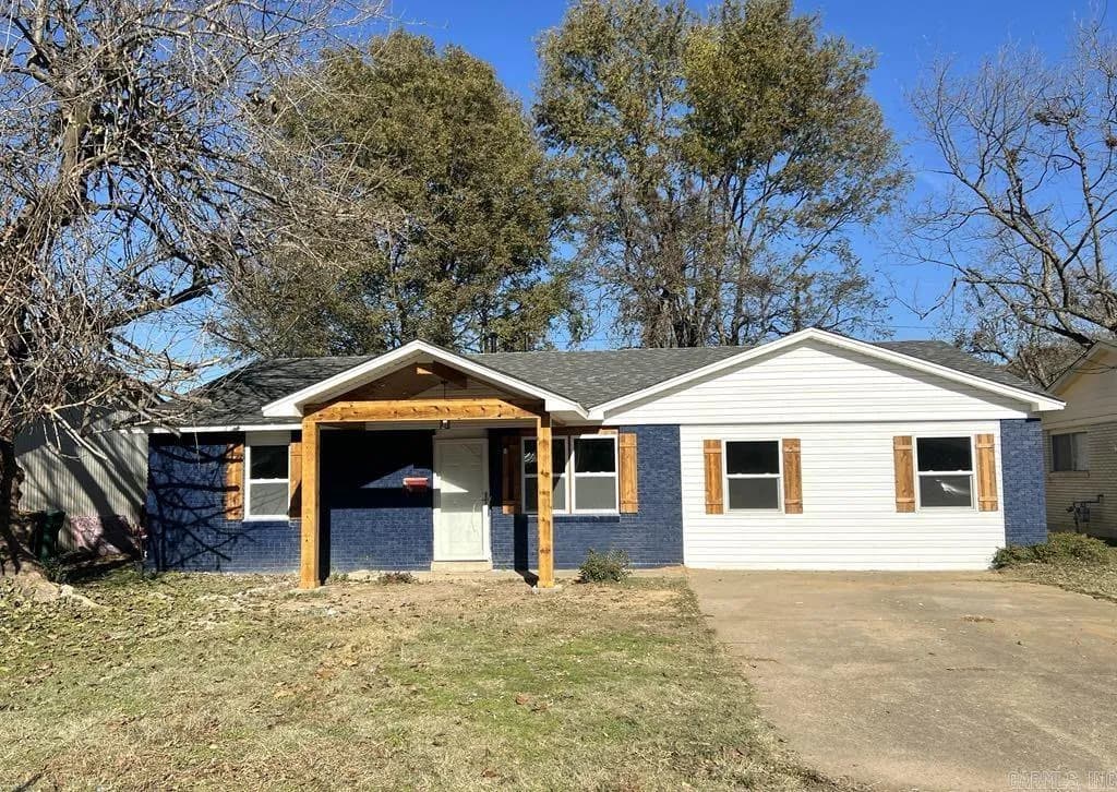 Property at 2615  Colonial - Image 1