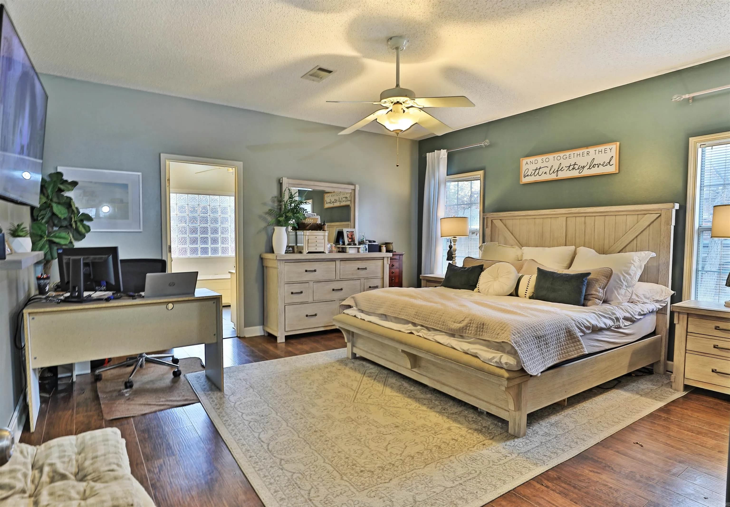 Property at 206  Opie - Image 16