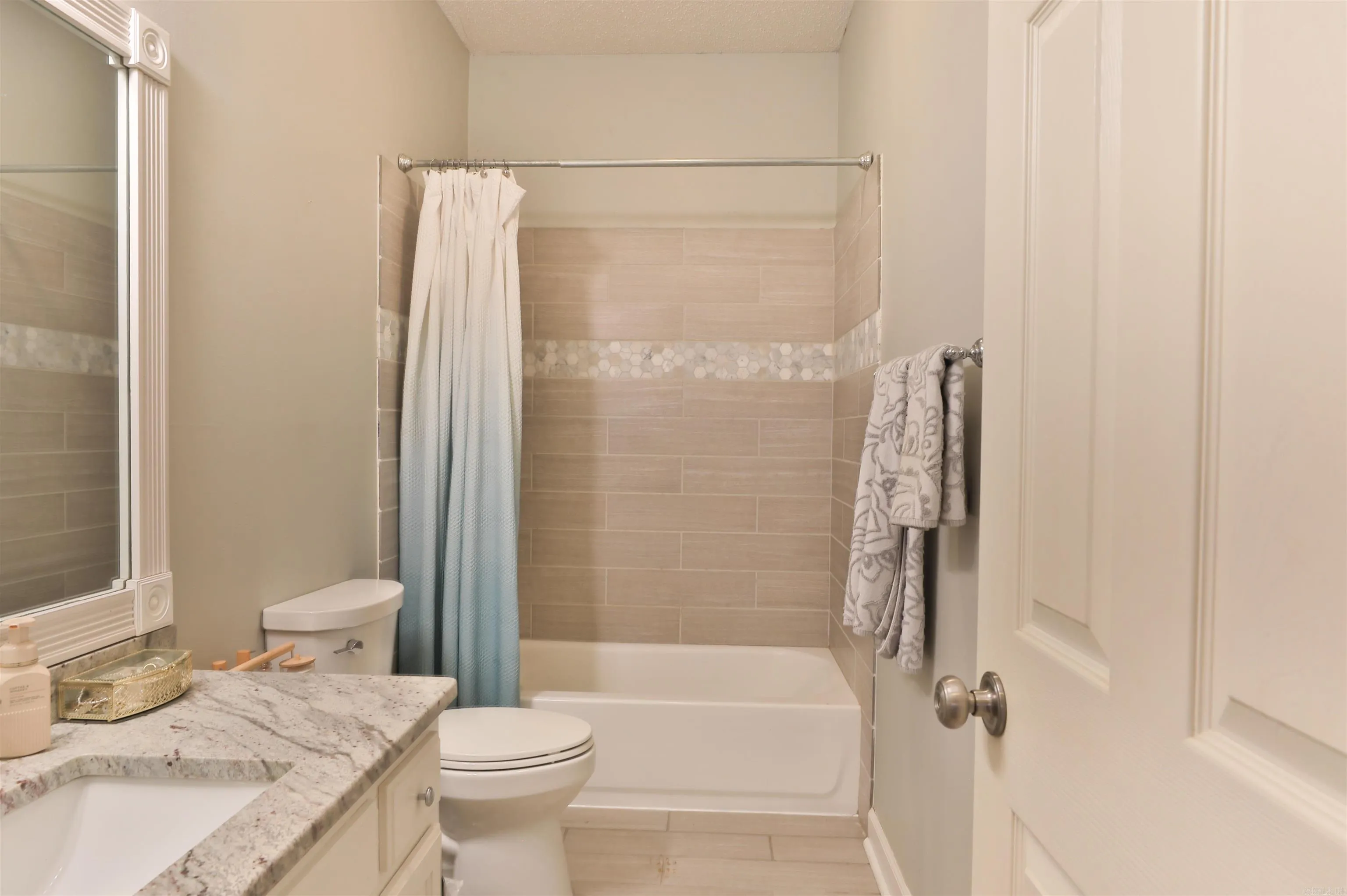 Property at 206  Opie - Image 28