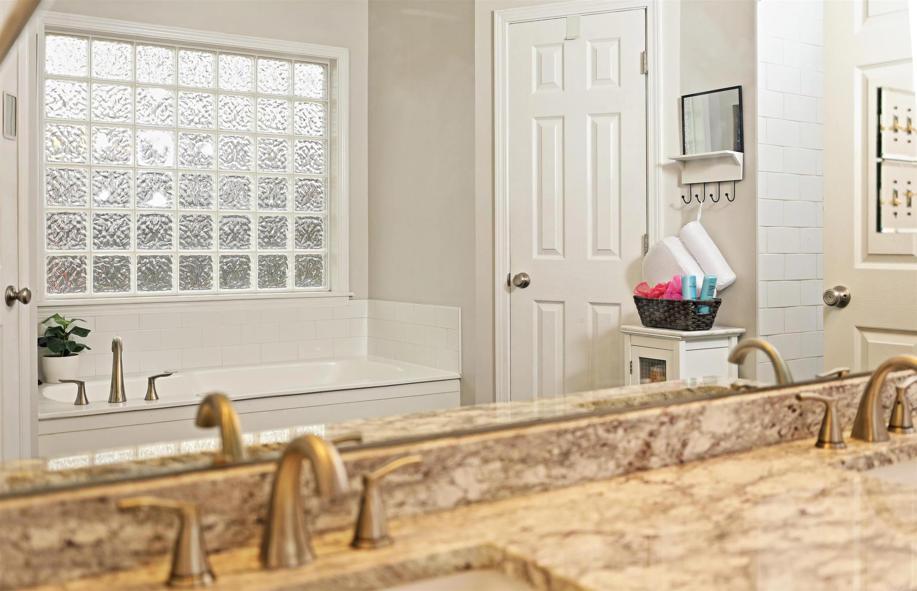 Property at 206  Opie - Image 23
