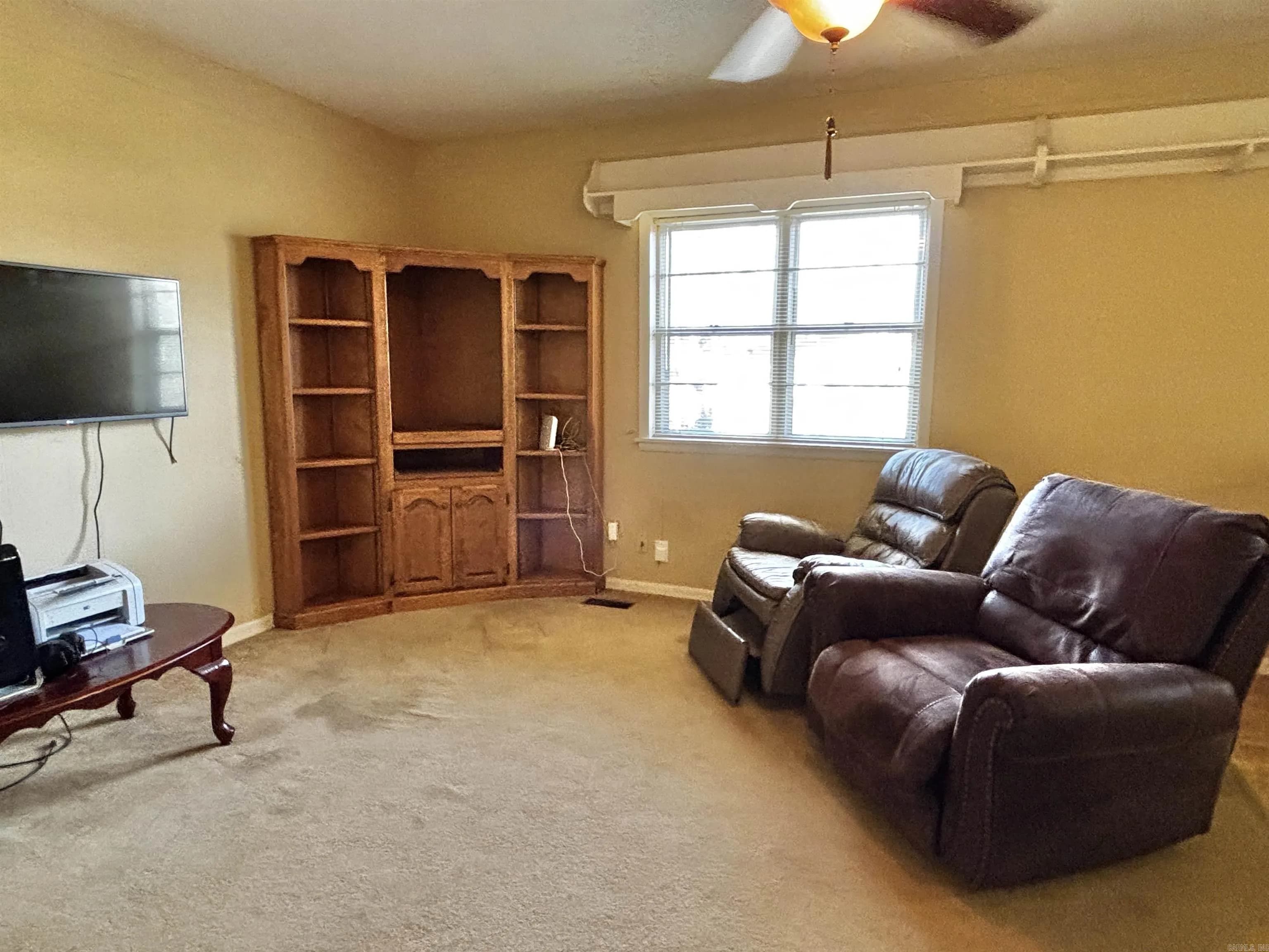 Property at 407 N Oak - Image 9