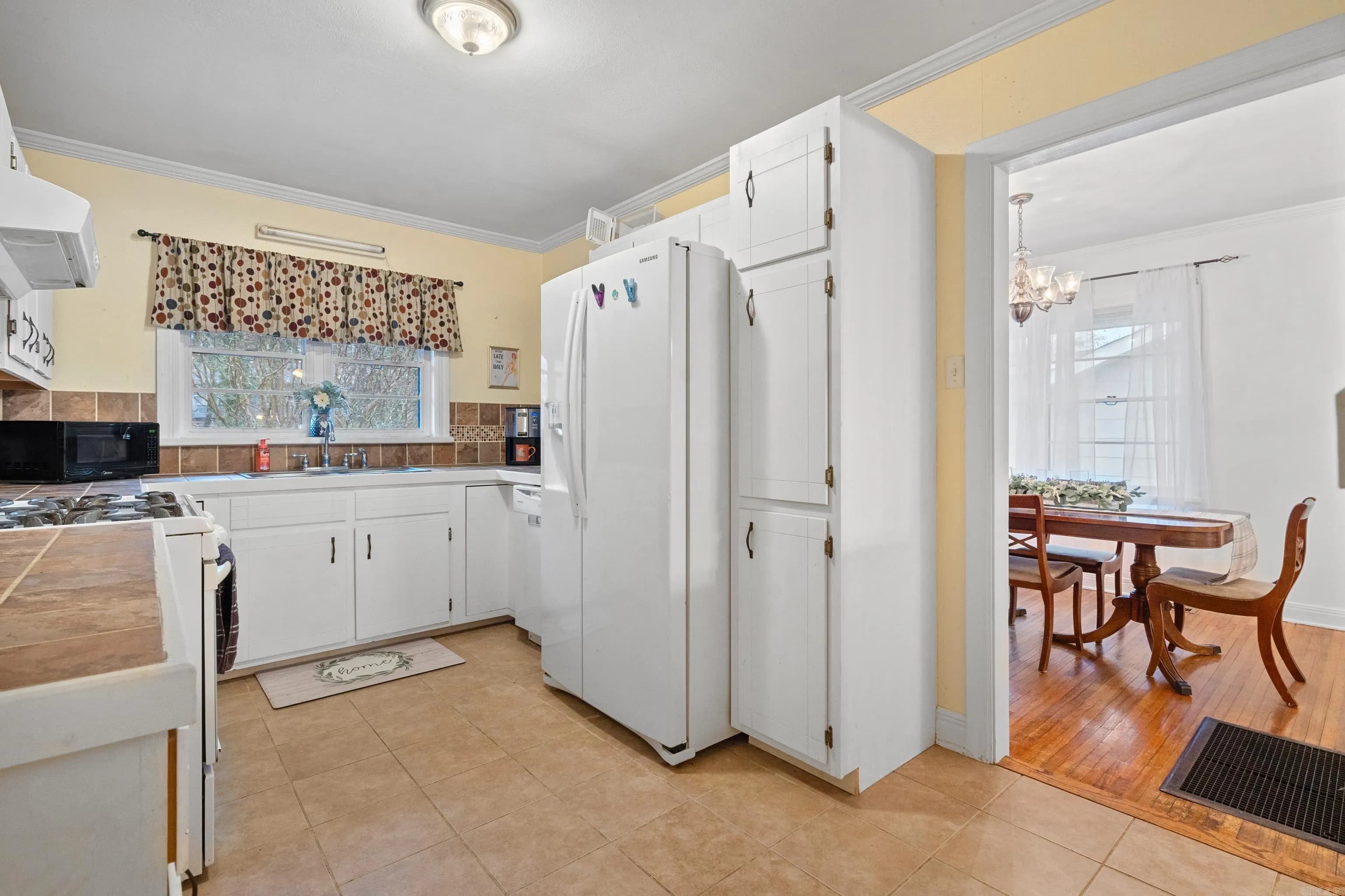 Property at 209  Charteroak - Image 9