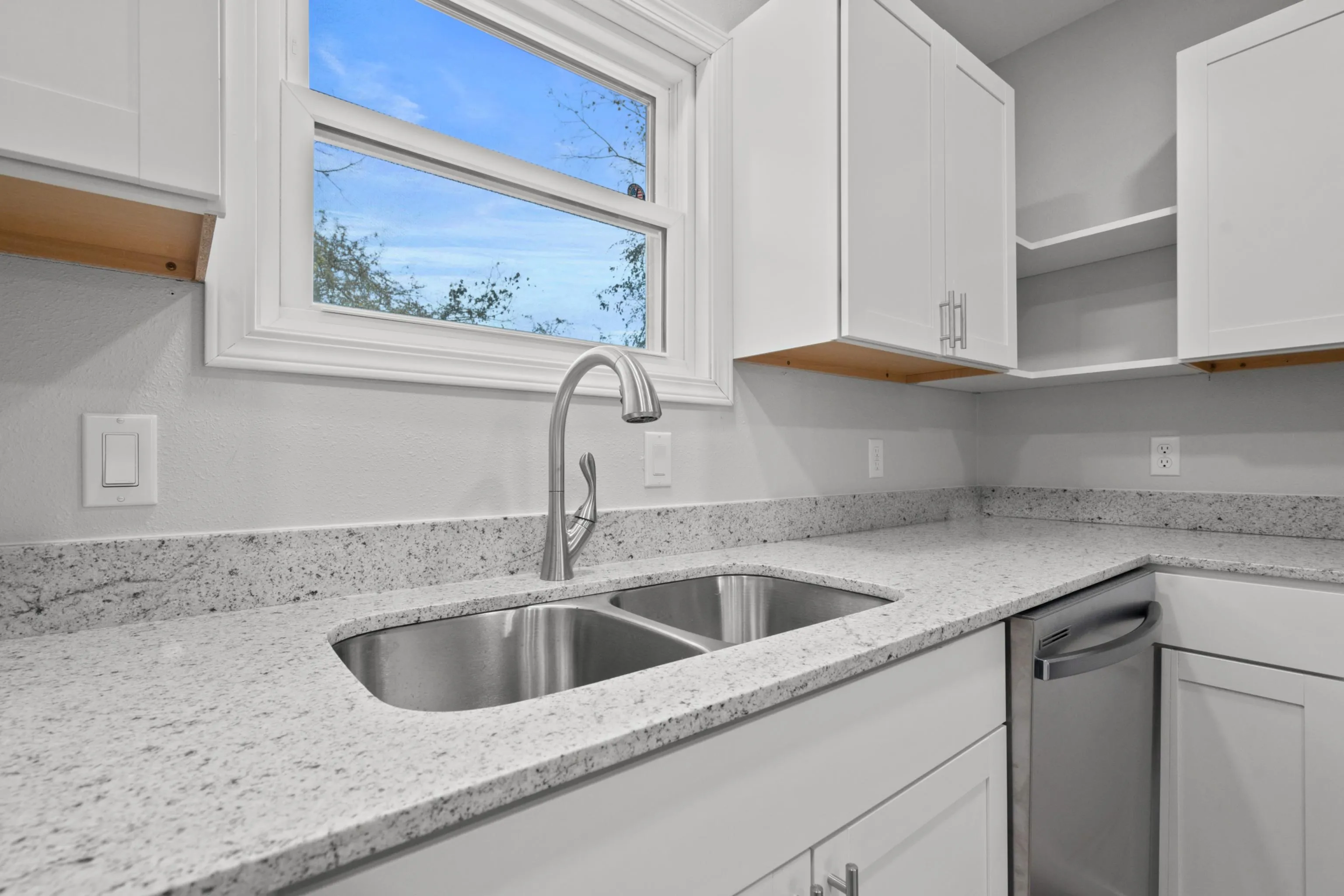Property at 916  Mineral - Image 7