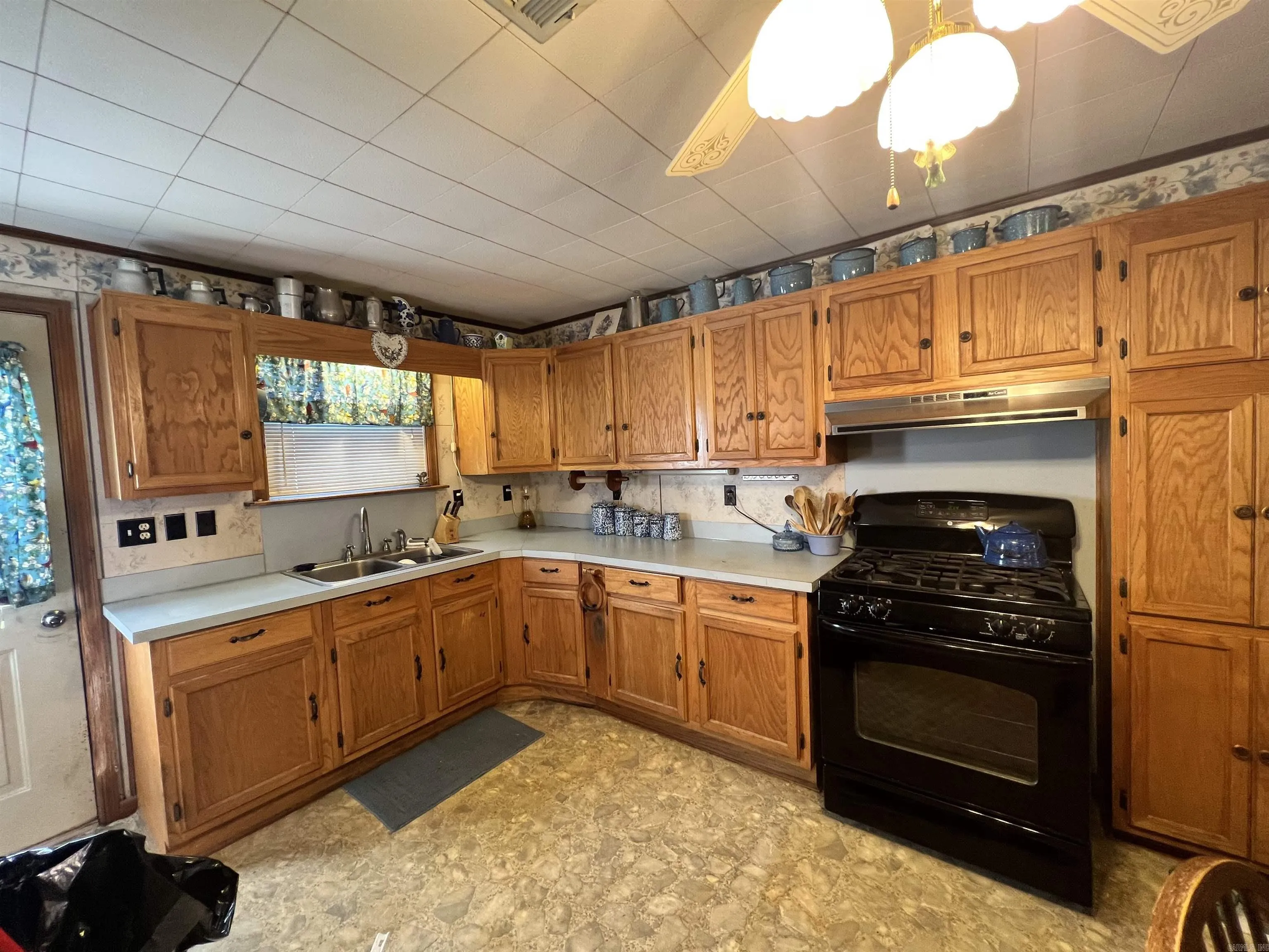 Property at 101 E 9th - Image 7