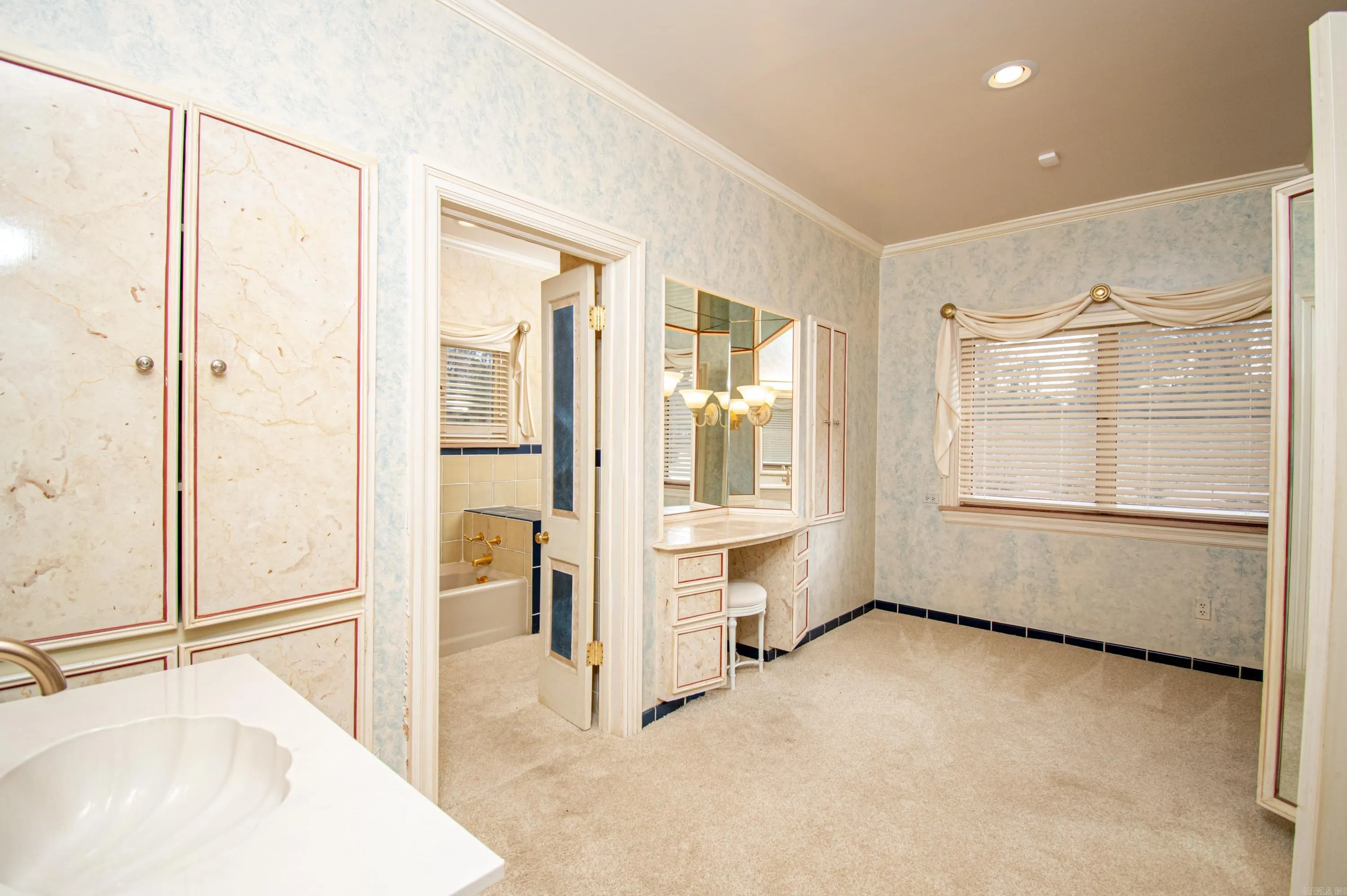 Property at 2200 E Monroe - Image 37