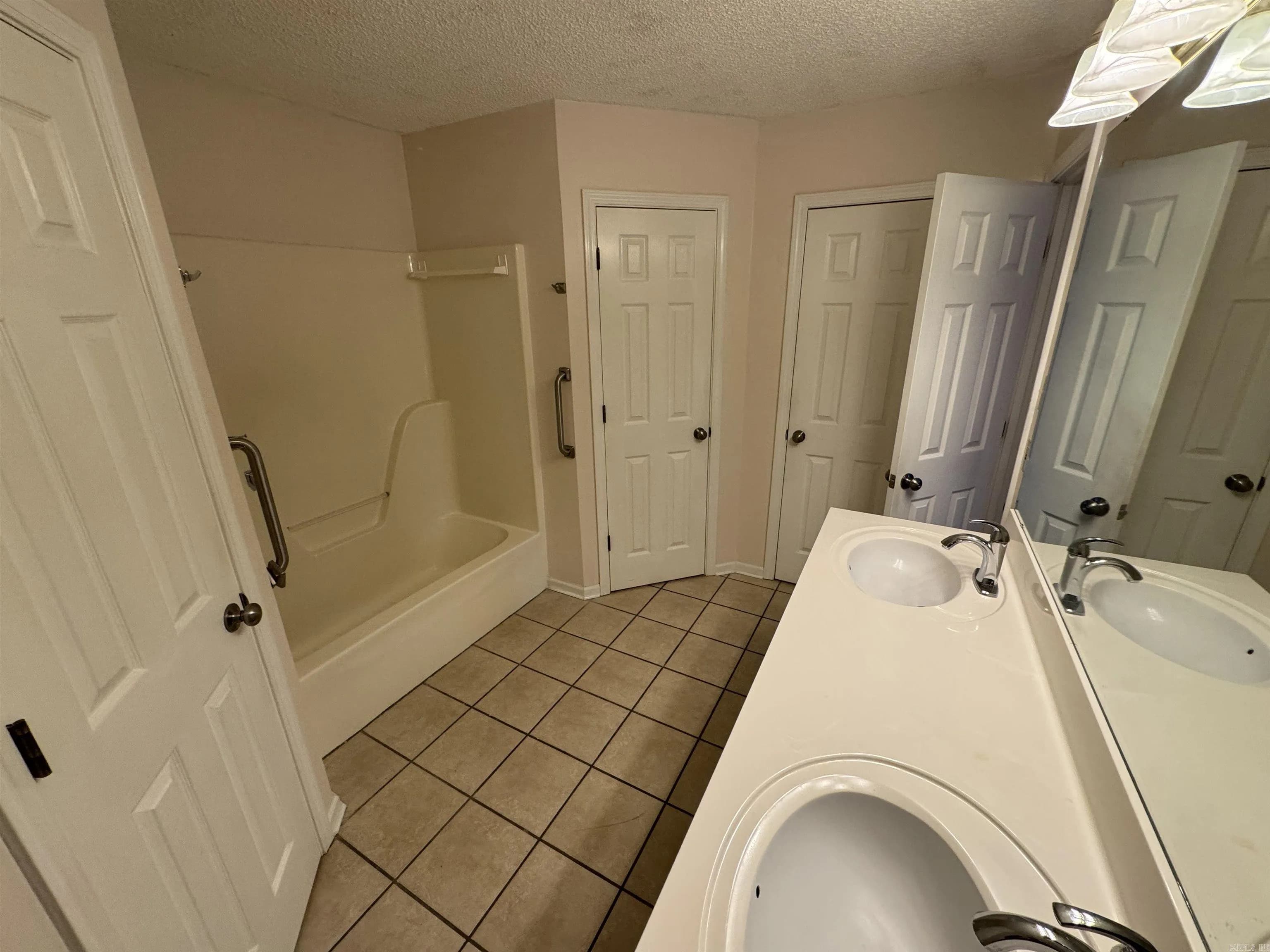 Property at 203  Amber oaks - Image 10