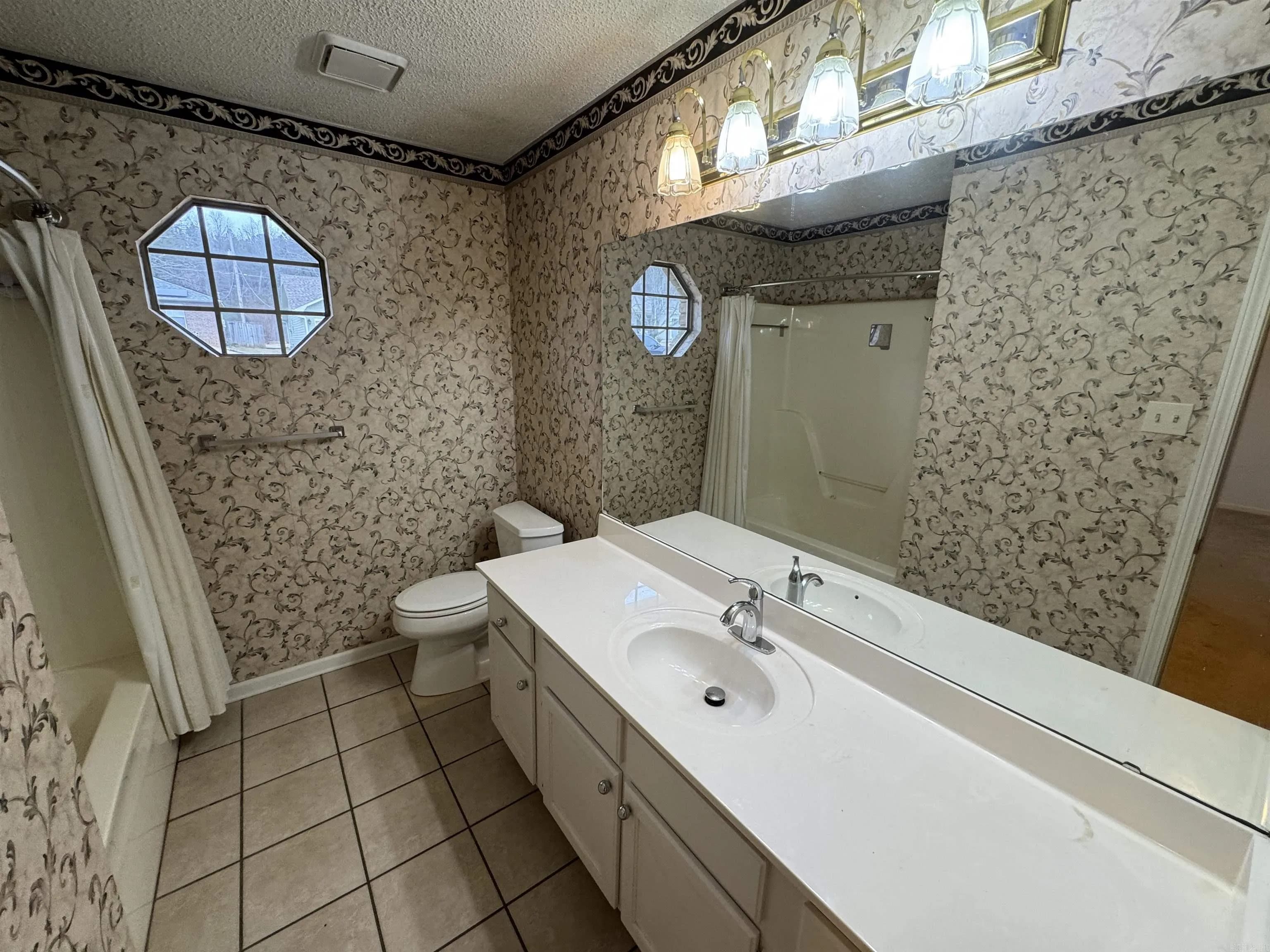Property at 203  Amber oaks - Image 15