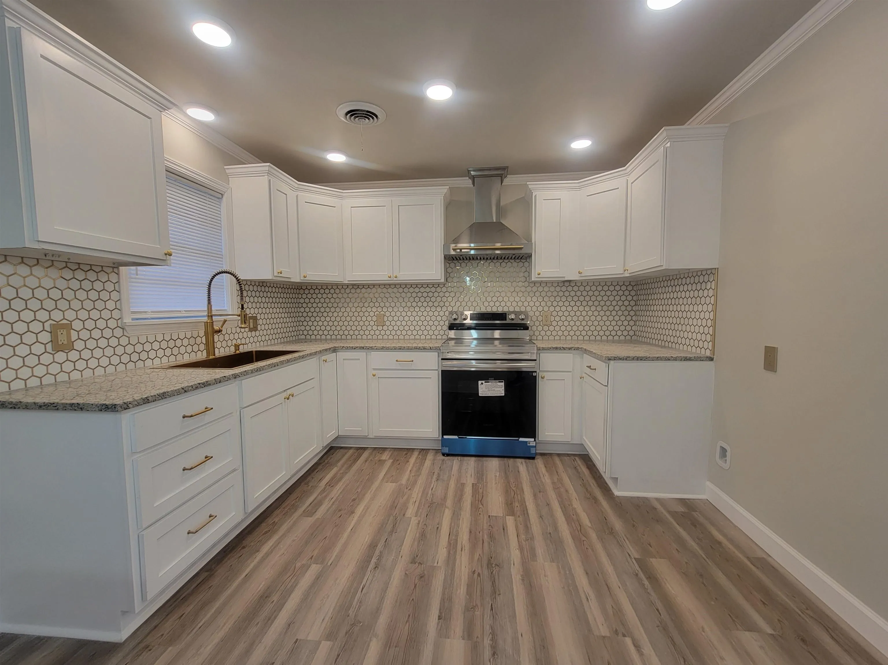 Property at 1403  Arrowhead - Image 12