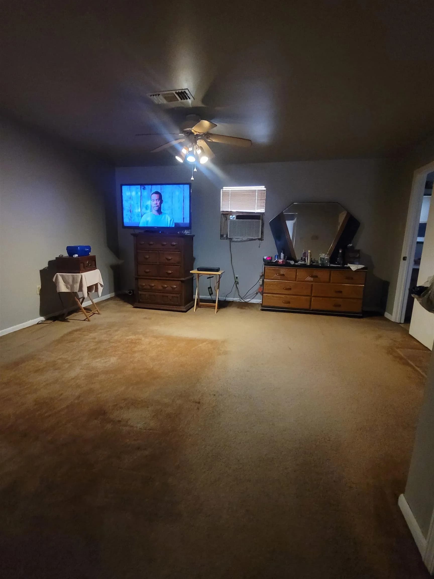 Property at 2400  Weekly - Image 8