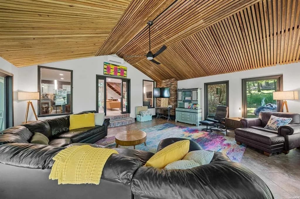 Property at 104  Bluebird - Image 11