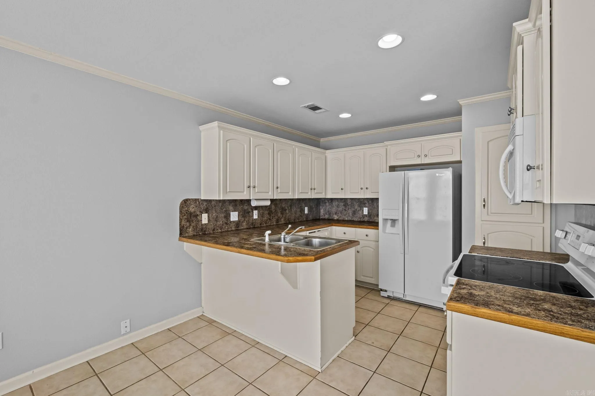 Property at 403  Dakota - Image 9