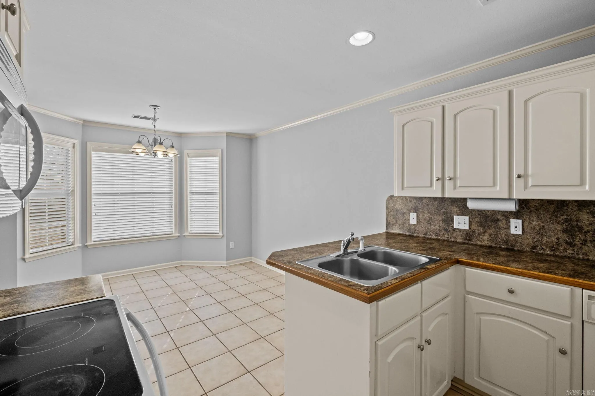 Property at 403  Dakota - Image 11