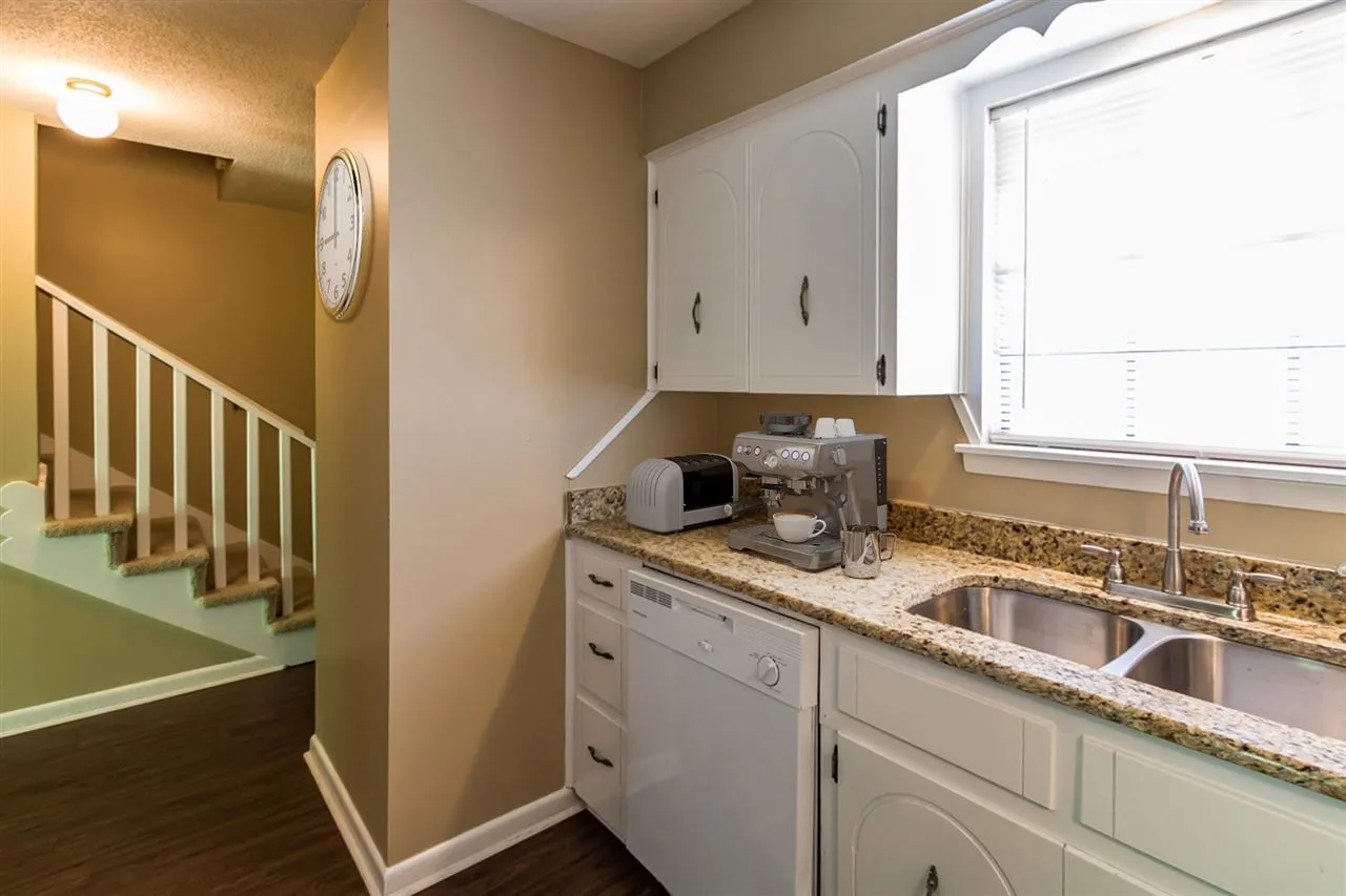 Property at 17  Laramie, C - Image 5