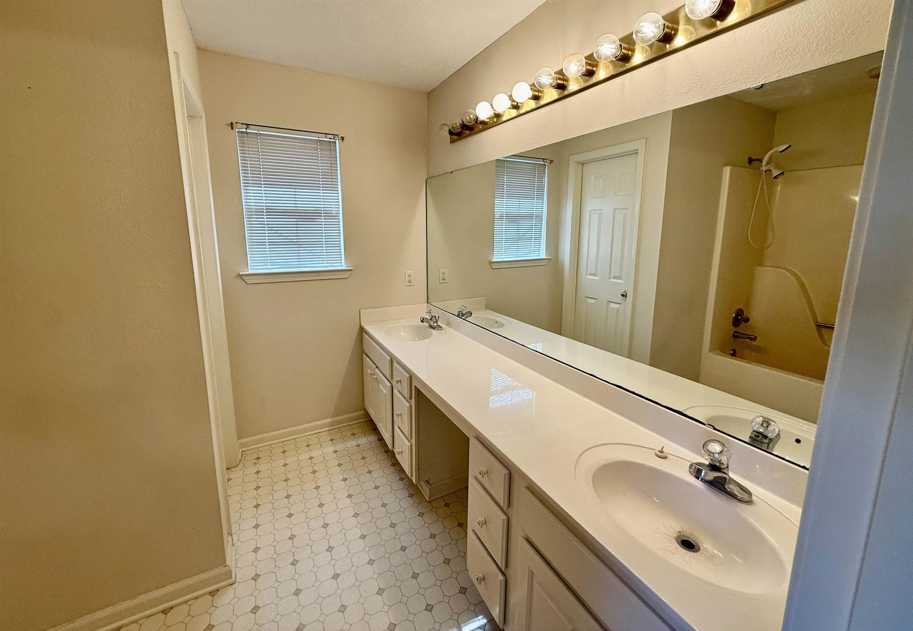 Property at 910  Crosspoint - Image 16