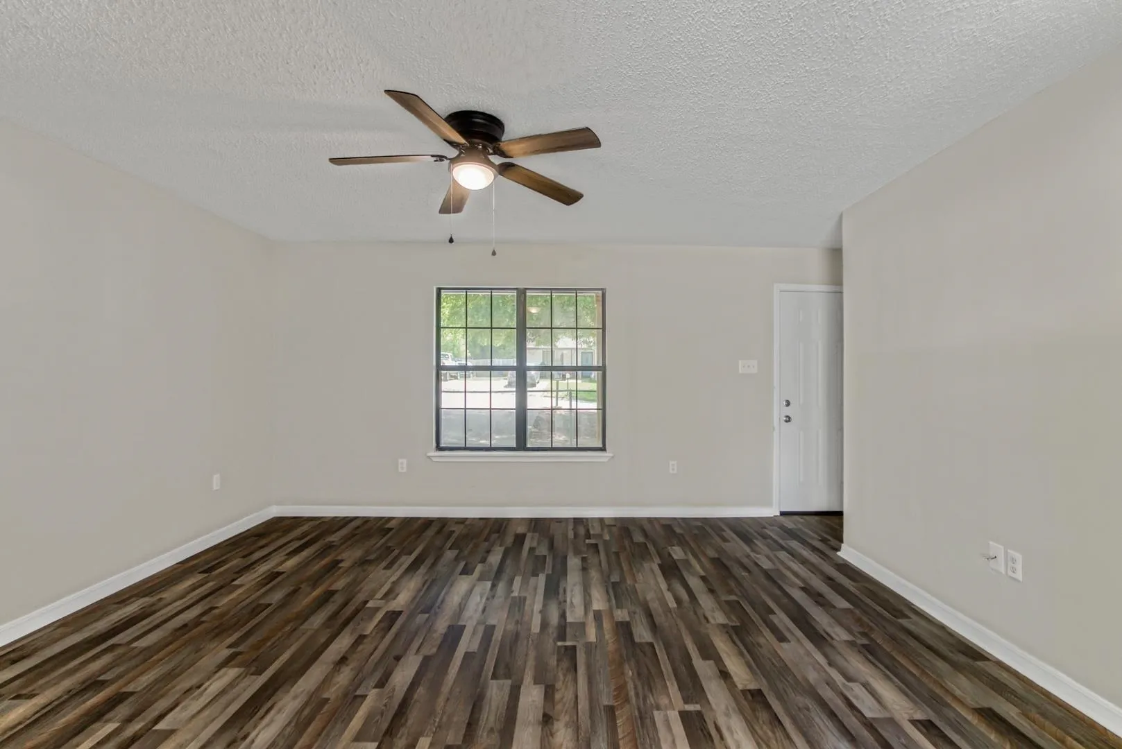 Property at 1319  Collier - Image 9