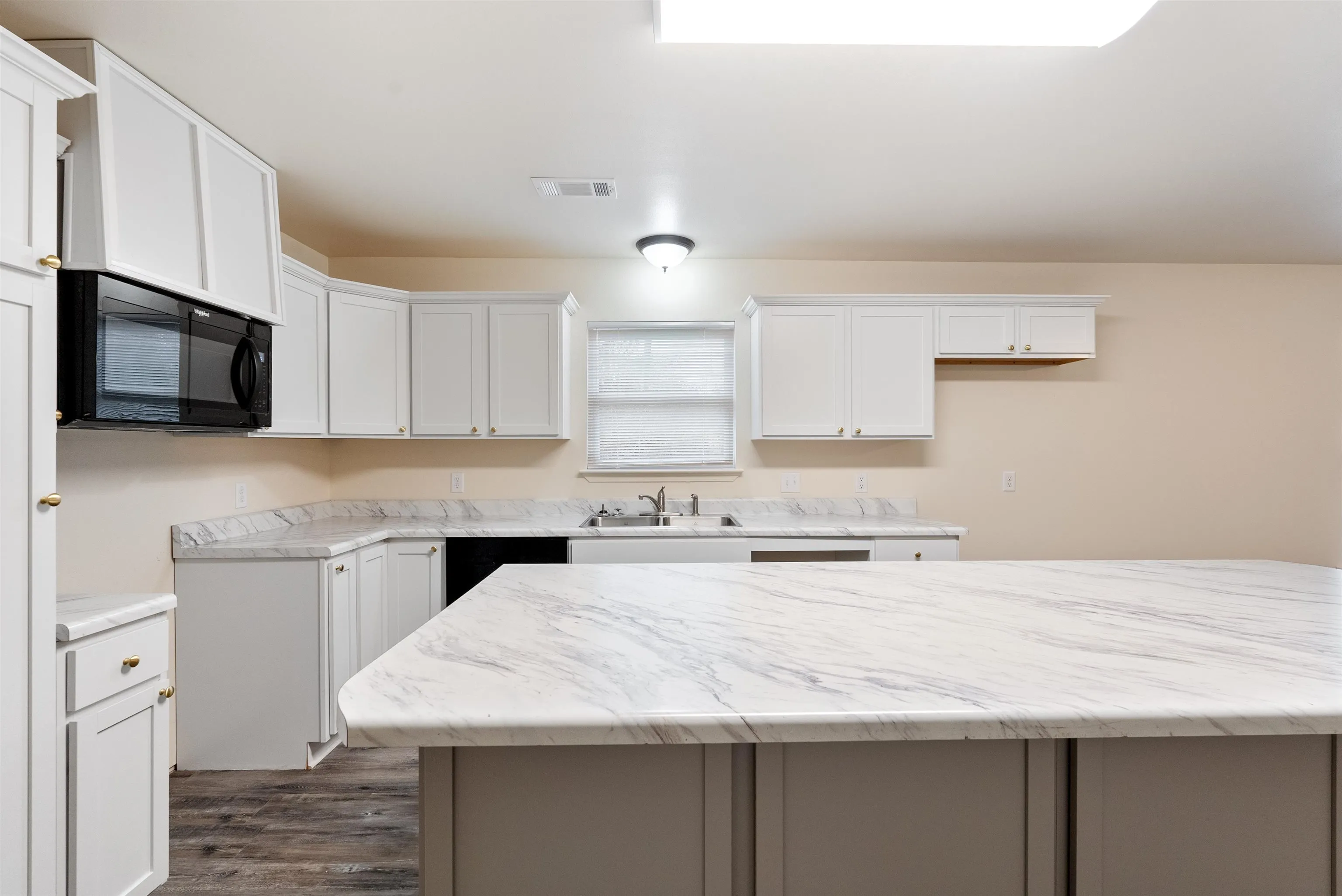 Property at 211 W Woodlawn - Image 6