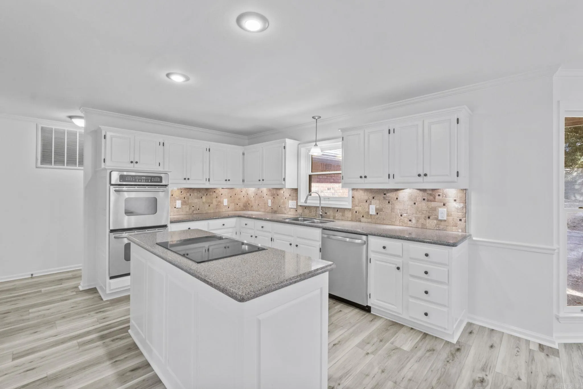 Property at 907  Cartier - Image 13