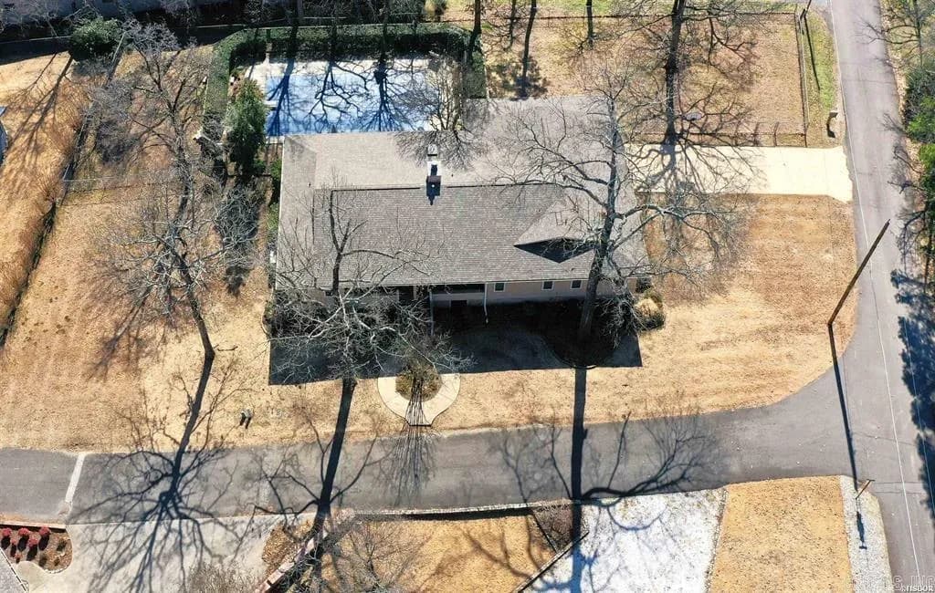 Property at 100  Chief - Image 31