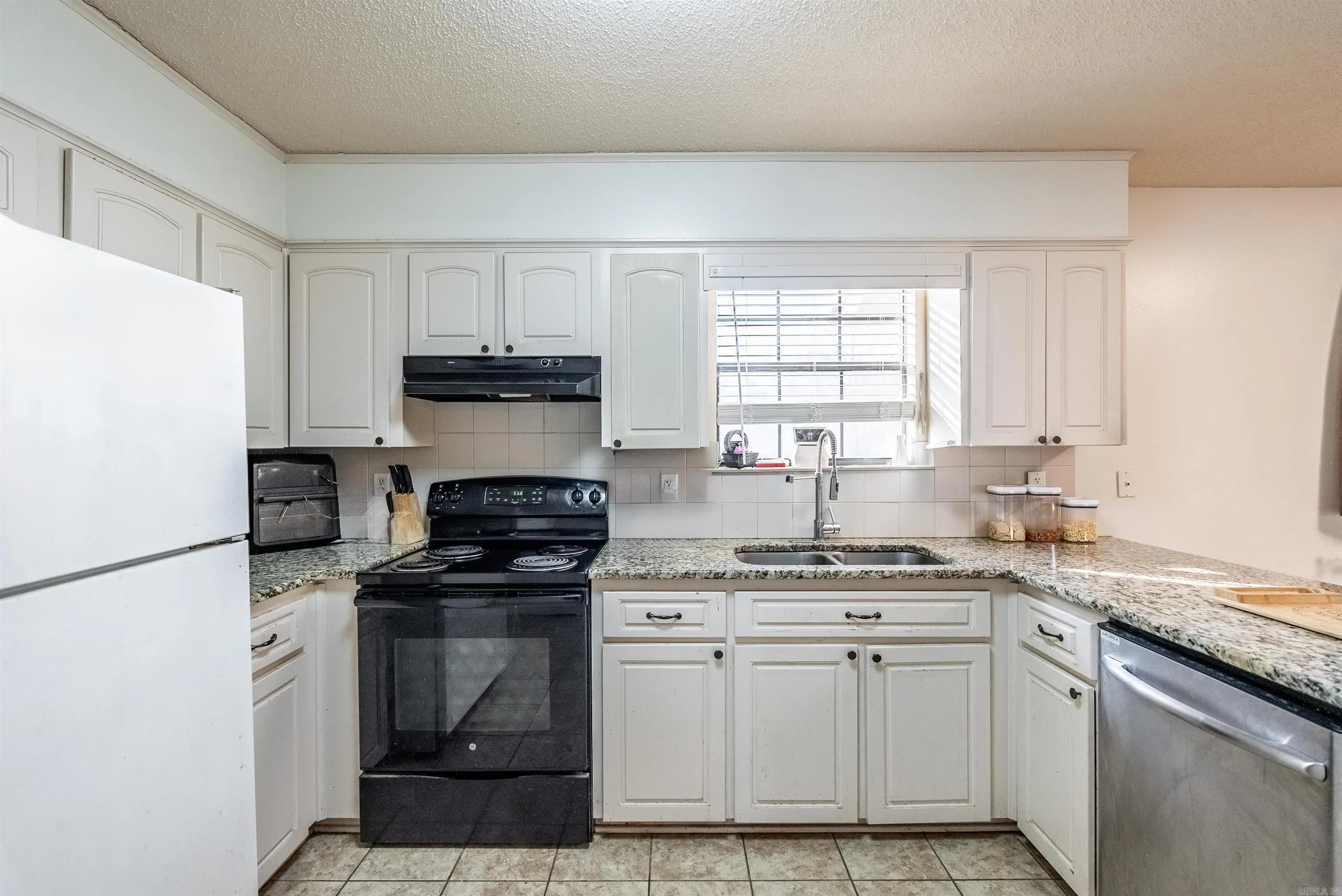 Property at 1002  Latigo - Image 13