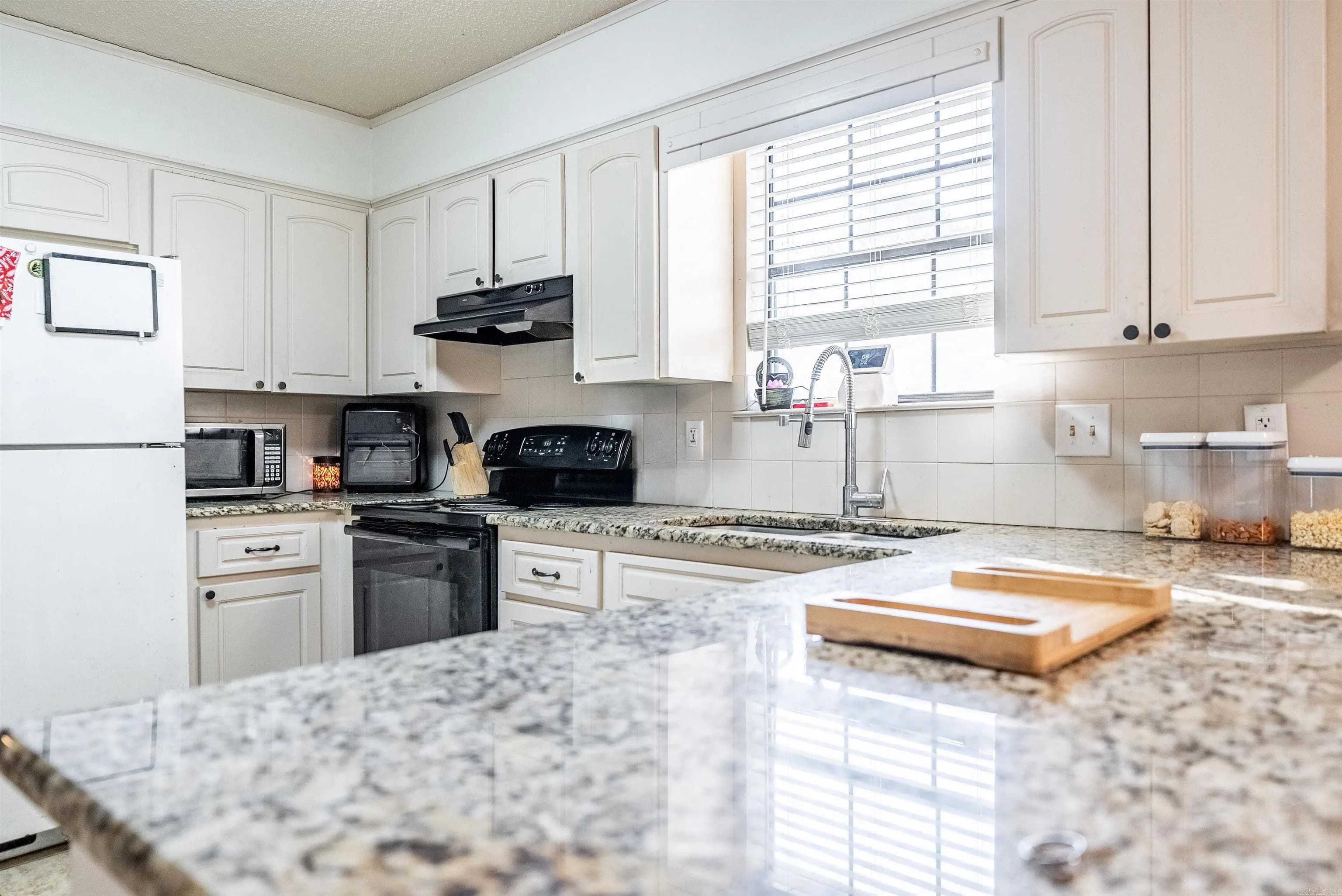 Property at 1002  Latigo - Image 12
