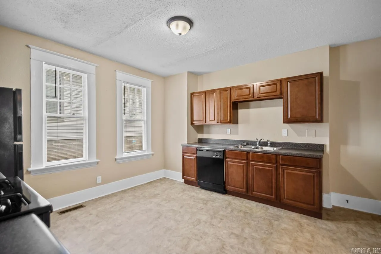 Property at 908  Lewis - Image 17