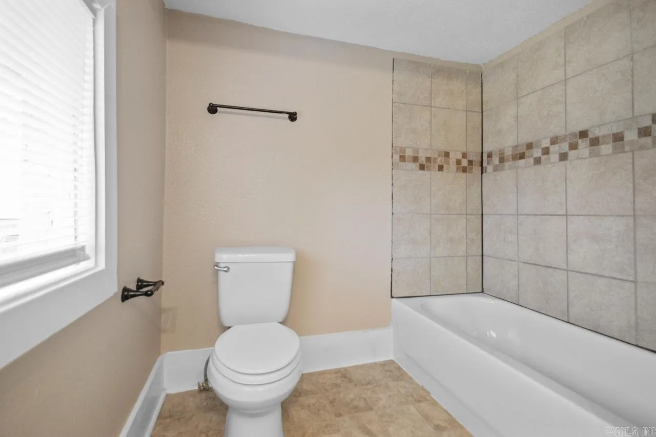 Property at 908  Lewis - Image 19
