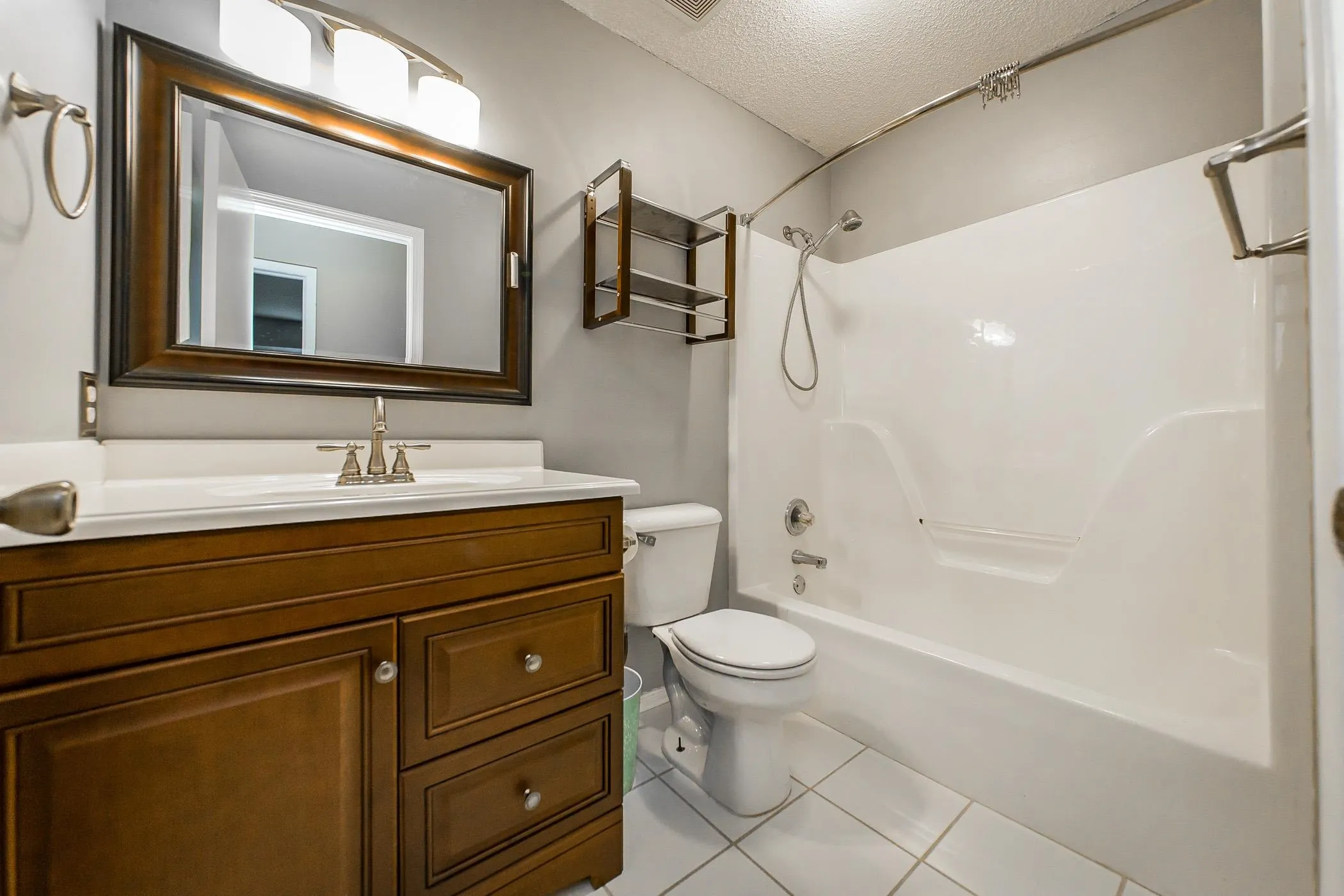Property at 10  Cheyenne - Image 23