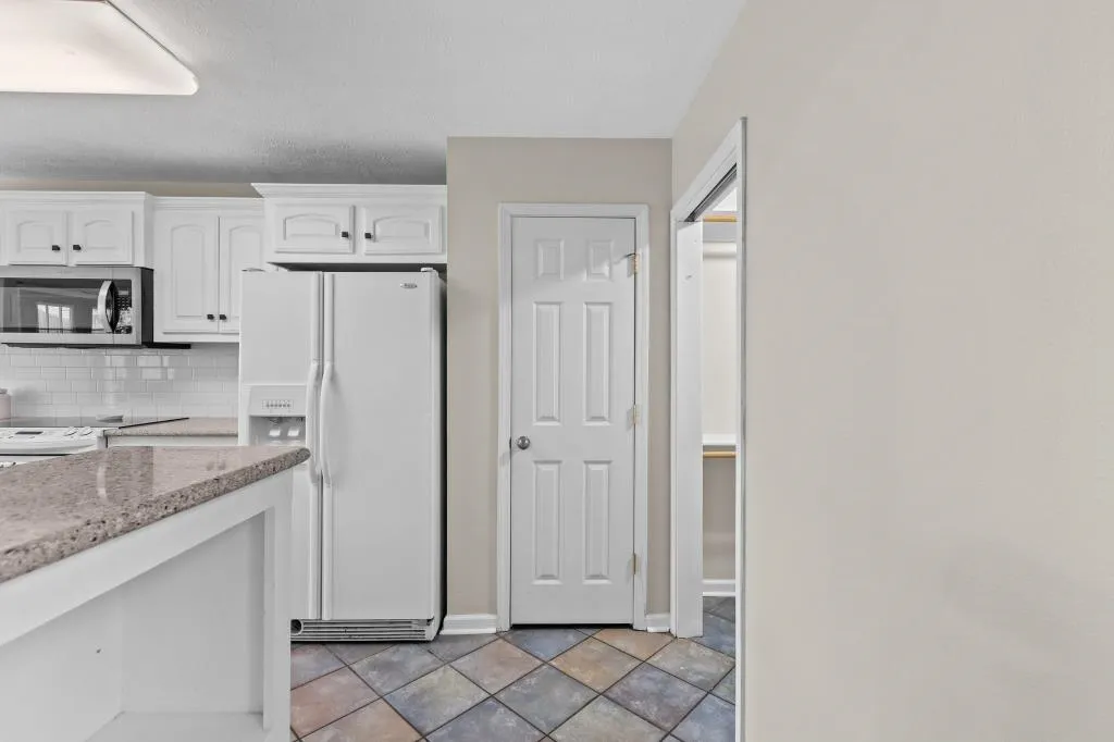 Property at 2814  Falcon - Image 25
