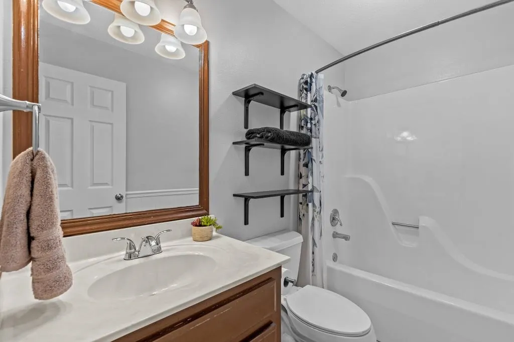 Property at 2814  Falcon - Image 19